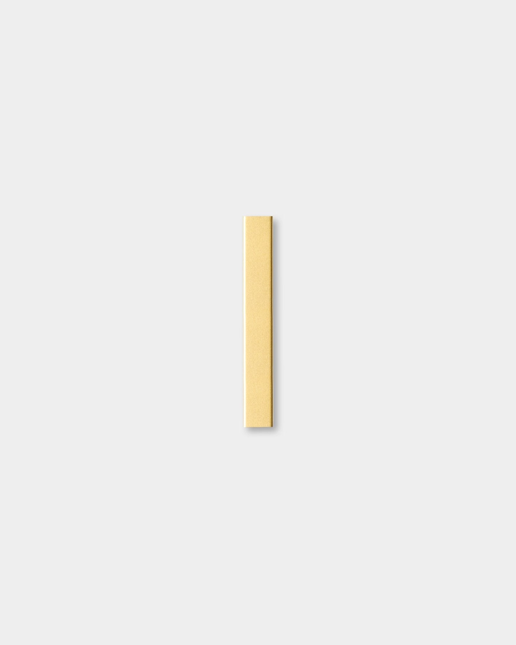 Enkel vertical Akoestisch paneel uit WoodUpp’s Liva-collectie in beige met accenten in brass, 20 cm breed, gecentreerd op een effen lichtgrijze achtergrond.