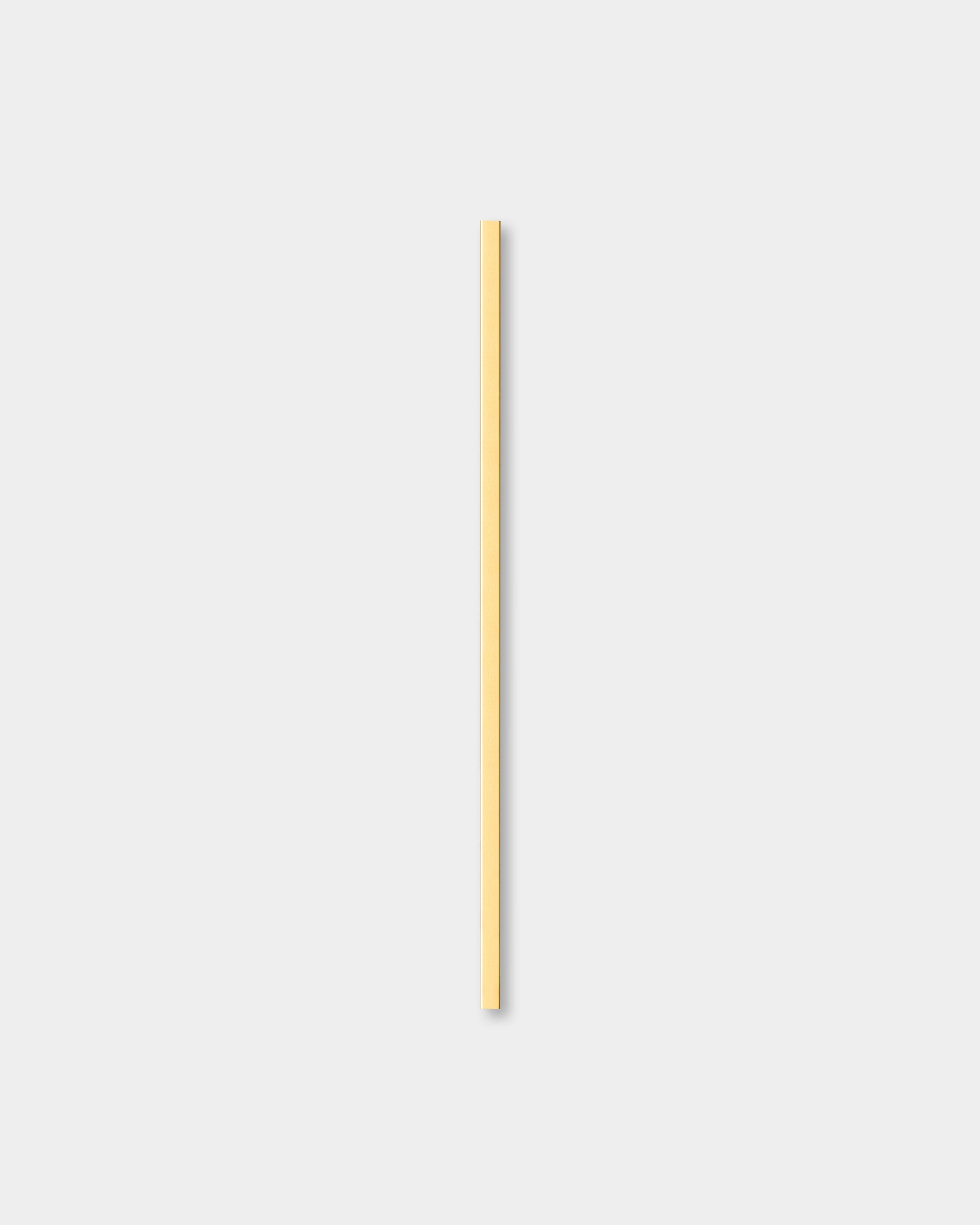 De Liva | Cover / Brass, 120 cm Akoestisch paneel van WoodUpp staat centraal op een egale, lichtgrijze achtergrond en laat het minimalistische Scandinavische design zien.