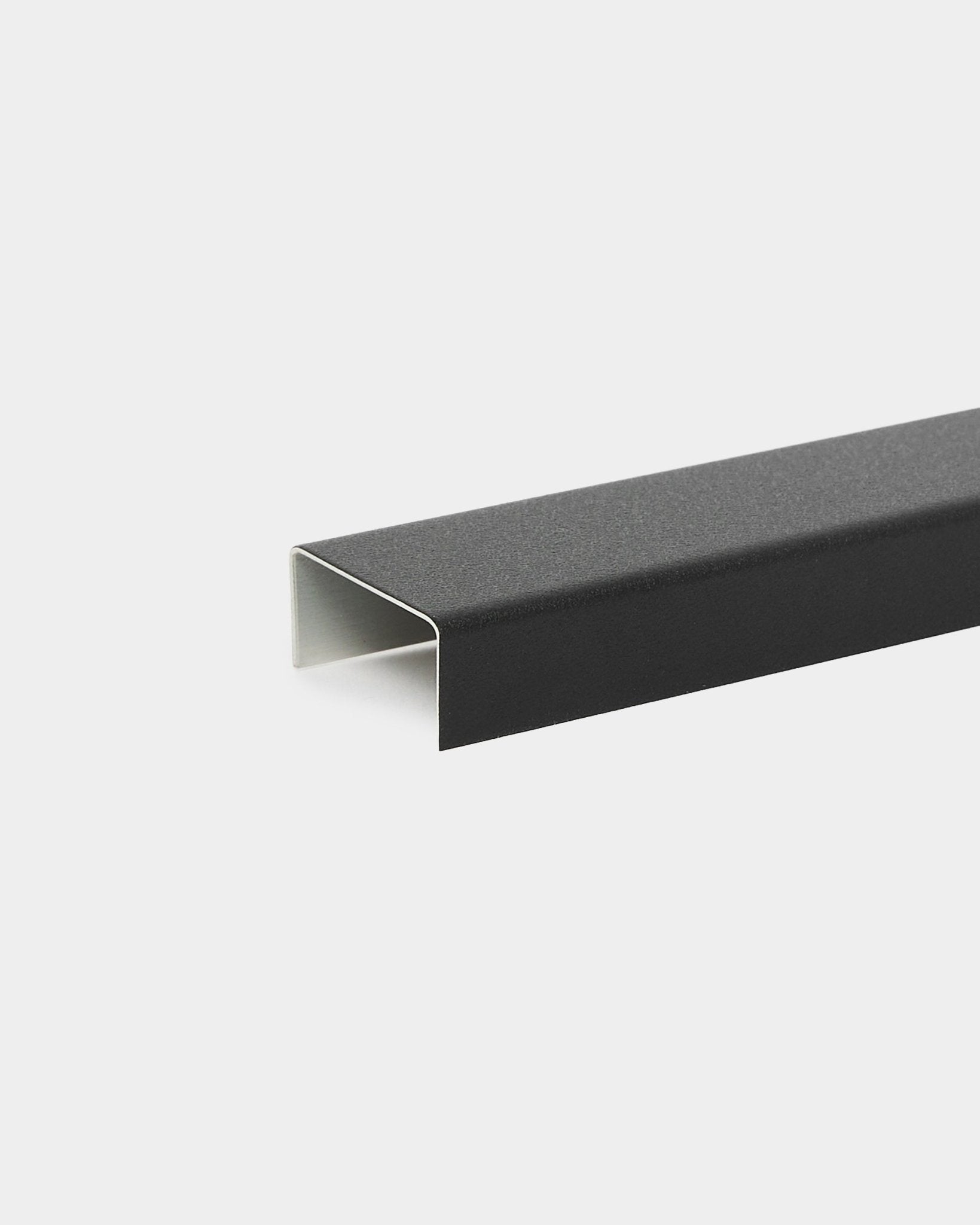 Matte black aluminium U-profiel, 20 cm, van WoodUpp; ontworpen als een Akupanel accessoire of cover als aanvulling op Scandinavische akoestische houten panelen.