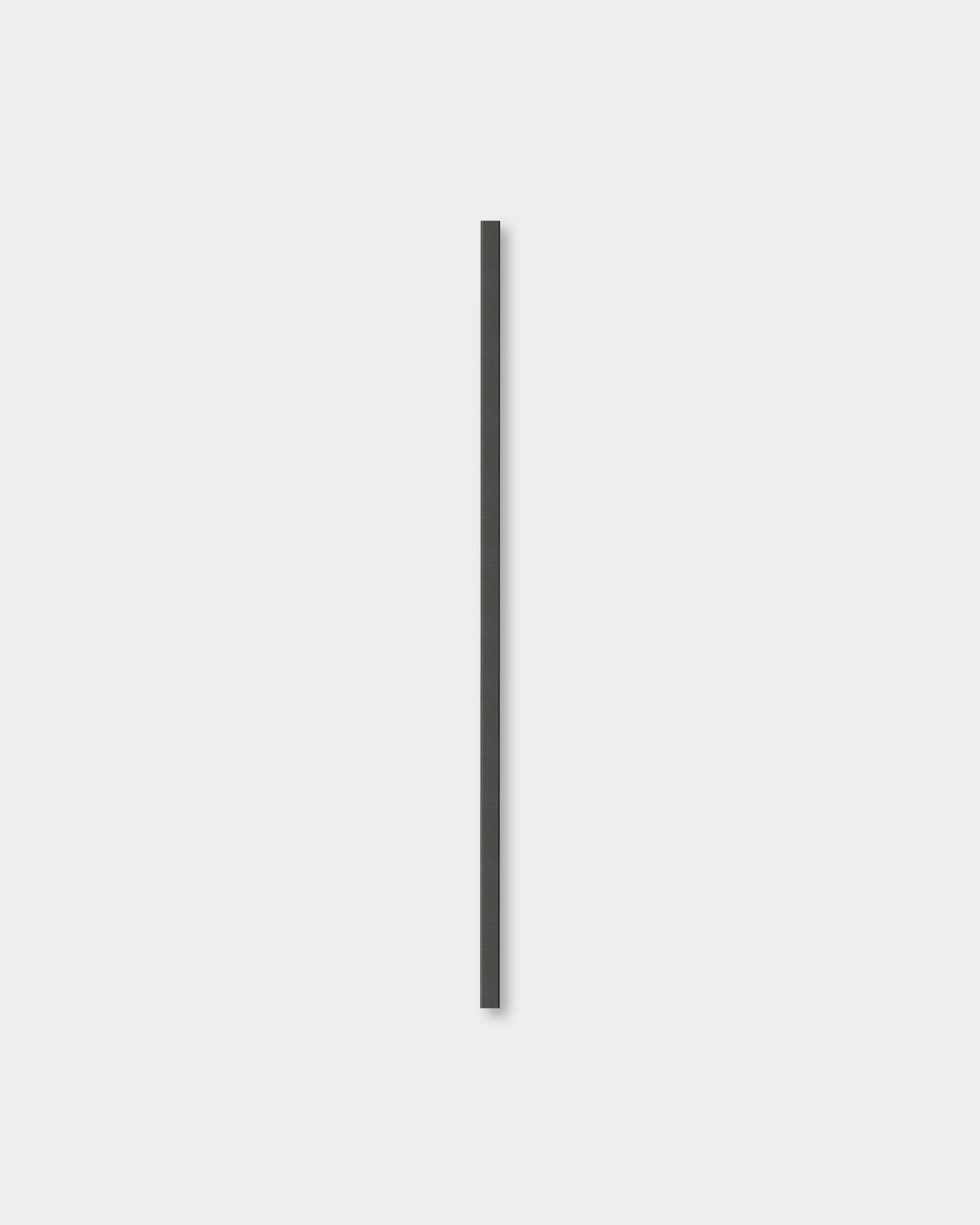 De Liva | Cover in black aluminium, 120 cm van WoodUpp, ontworpen als vertical afwerking voor Akupanel akoestische houten panelen of minimalistische Scandinavische interieurs.