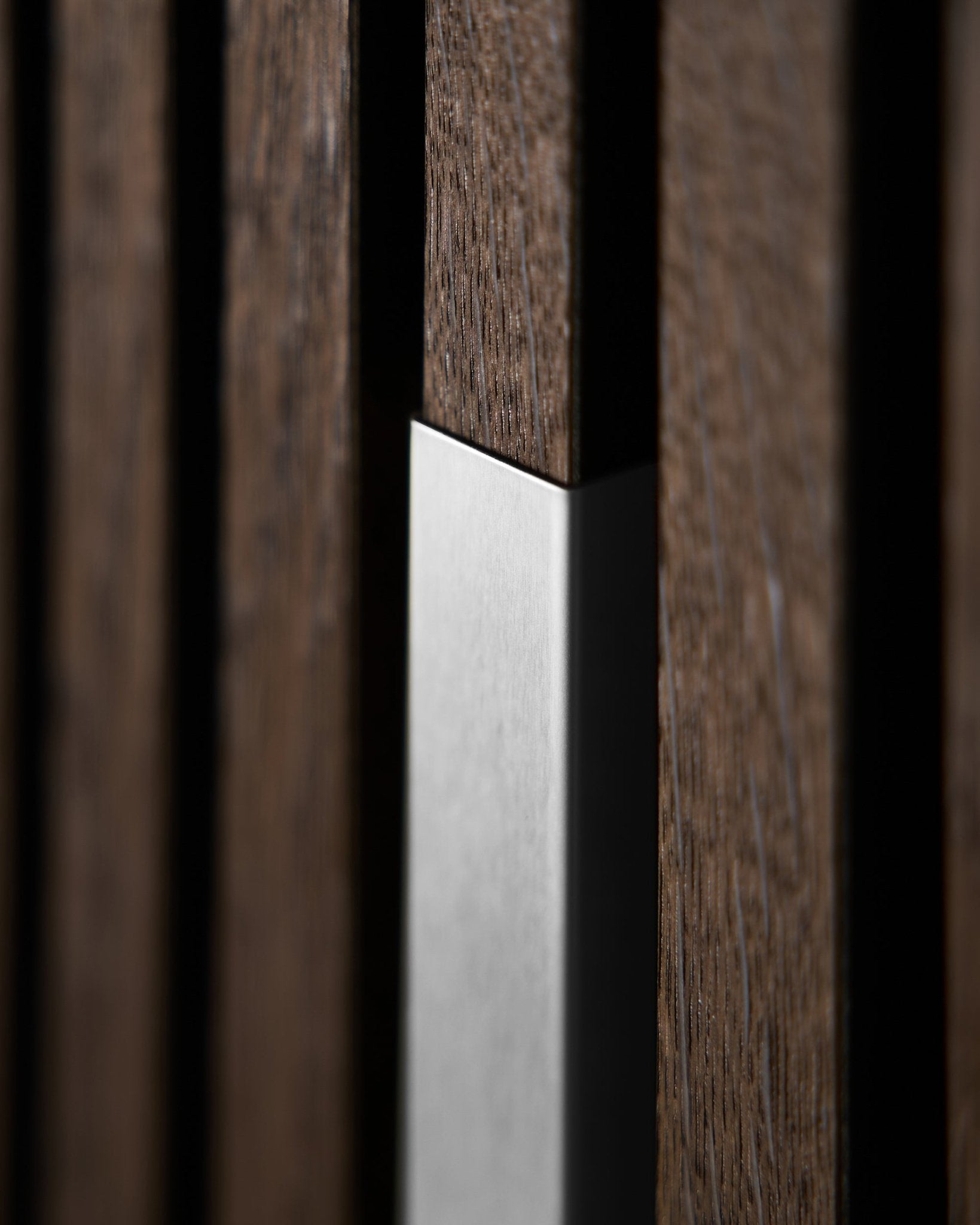 Close-up van WoodUpp Akupanel Liva | Cover—20 cm gepolijst steel met vertical houten latten, waarbij de Nordic textuur en het contrast van deze Akoestisch paneel worden uitgelicht.