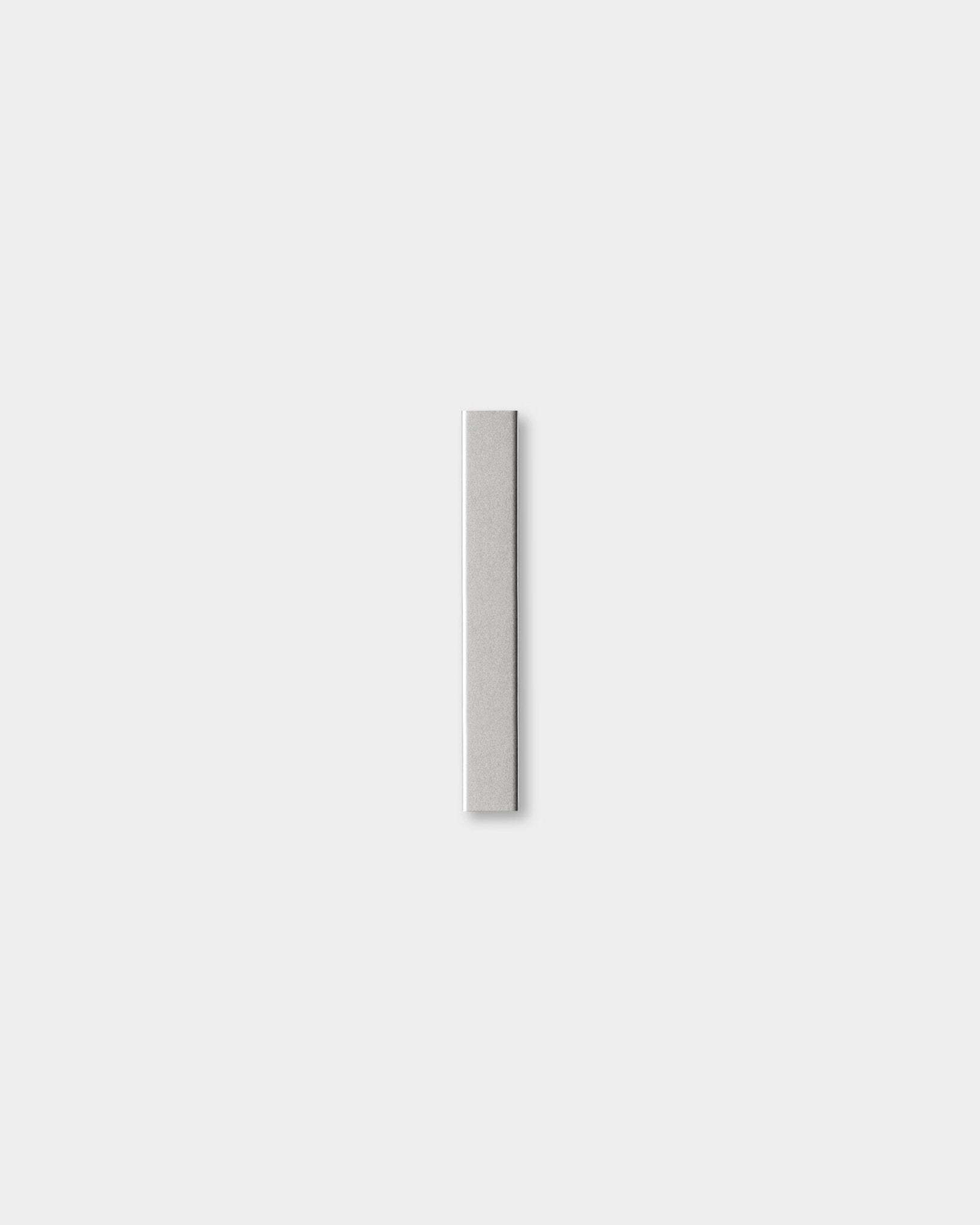 Liva | Cover van WoodUpp, een gepolijst steel Akoestisch paneel accessoire (20 cm), staat centraal op een lichtgrijze achtergrond.