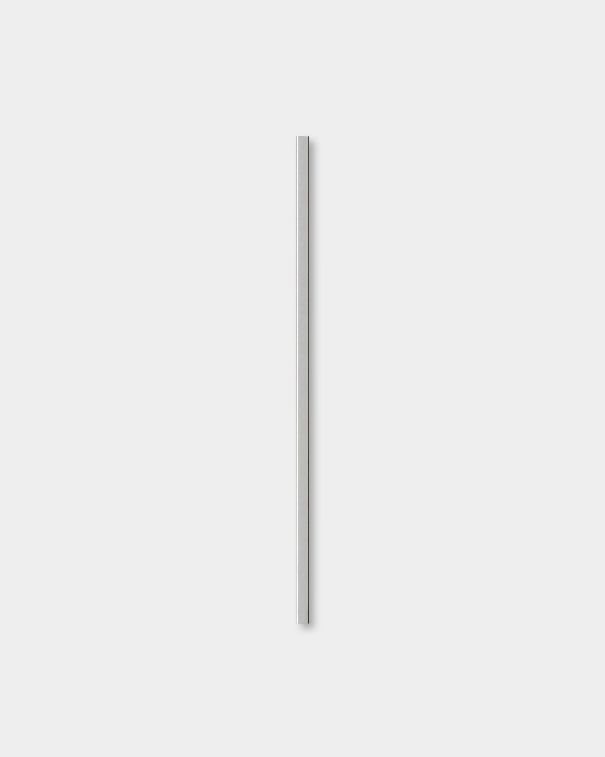 Een enkele gepolijste Liva steel cover van 120 cm hoog van WoodUpp staat verticaal tegen een lichtgrijze achtergrond en laat het moderne Nordic design goed uitkomen.