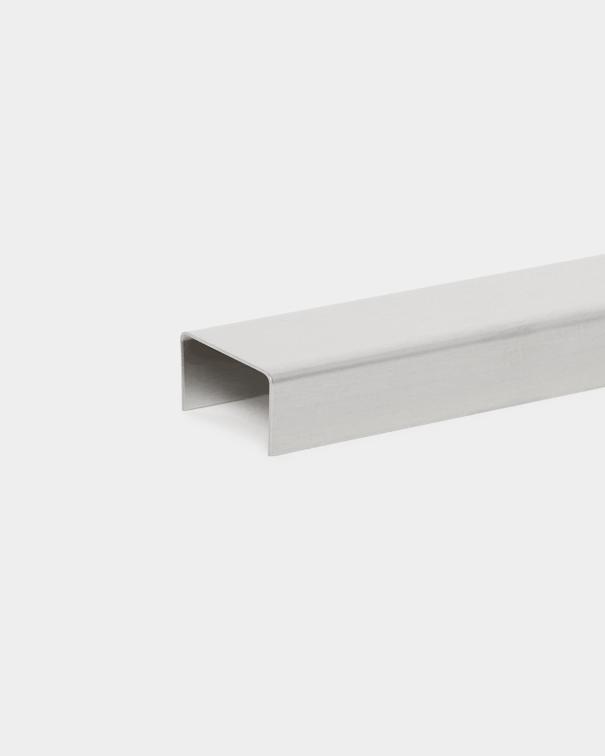 De Liva | Cover van WoodUpp is een gepolijst steel U-profiel van 120 cm, ontworpen voor gebruik met metalen wandpanelen of als accessoire voor installaties met Akoestisch paneel.