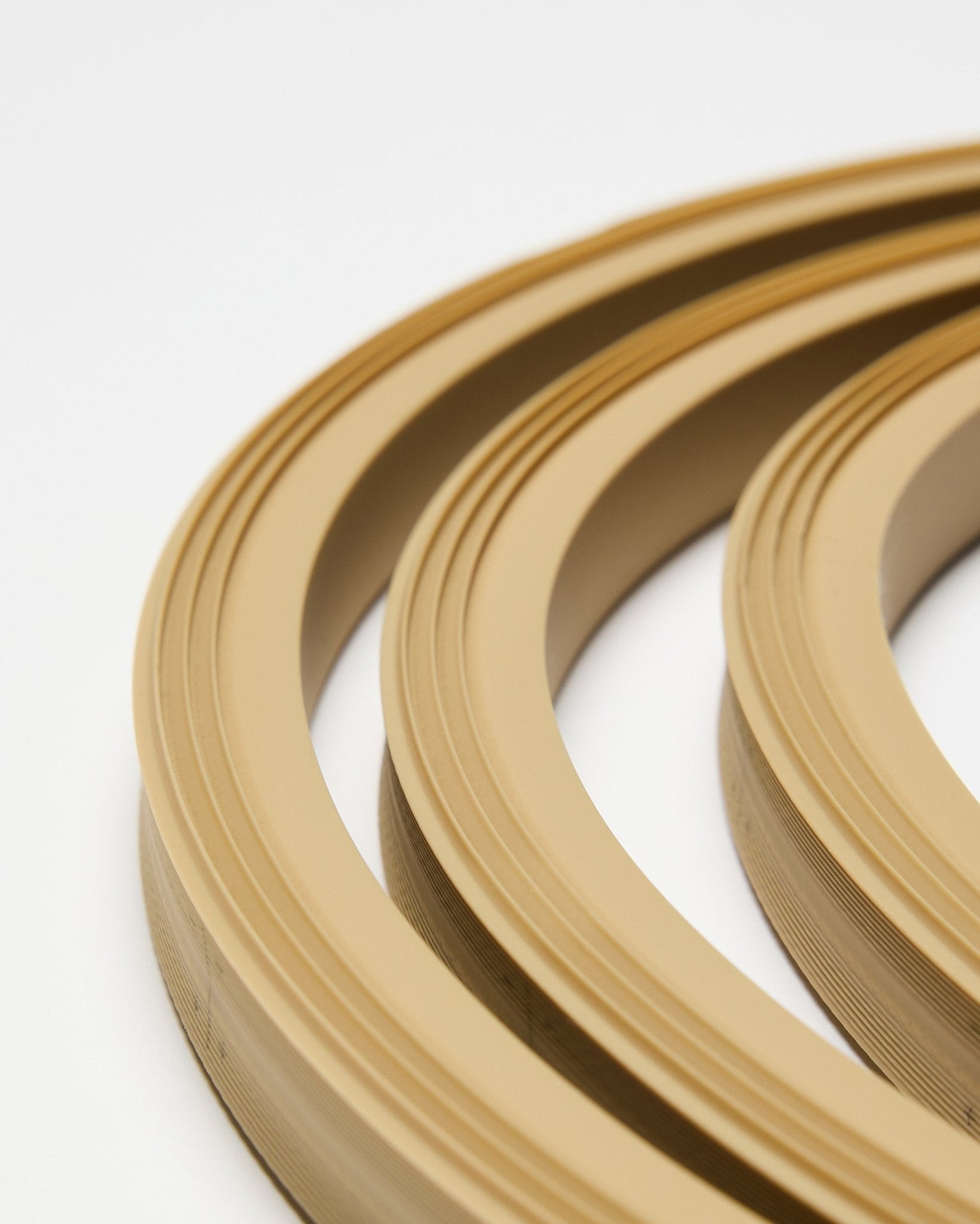 Close-up van WoodUpp Lumi ledstrip in beige, 240 cm lang, getoond op een witte achtergrond; ontworpen voor integratie met Akupanel akoestische panelen of Philips Hue-systemen.