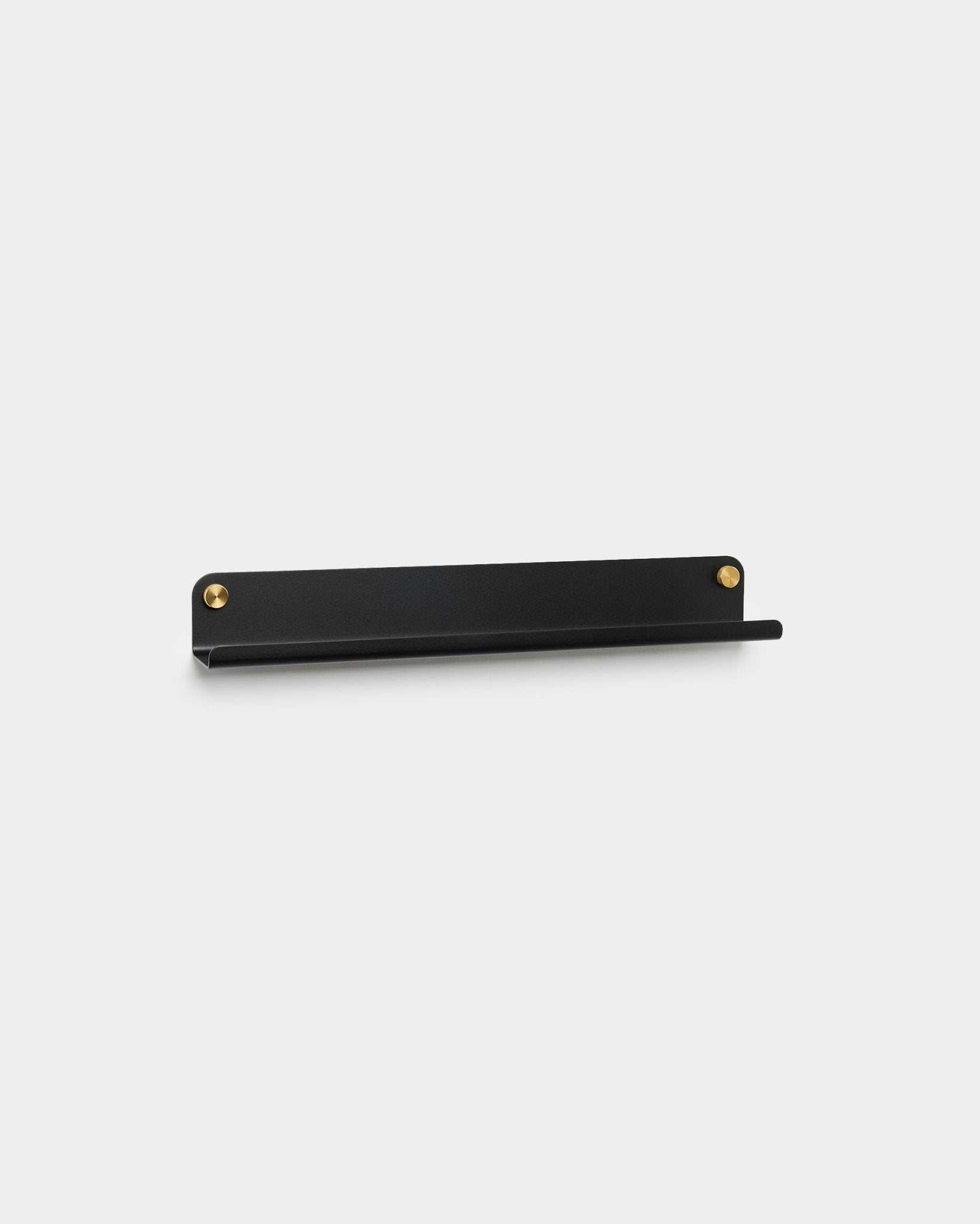 De Norr smalle black steel plank, 51,9 cm, van WoodUpp met brass schroeven, heeft een minimalistisch ontwerp en staat voor een effen lichtgrijze achtergrond.