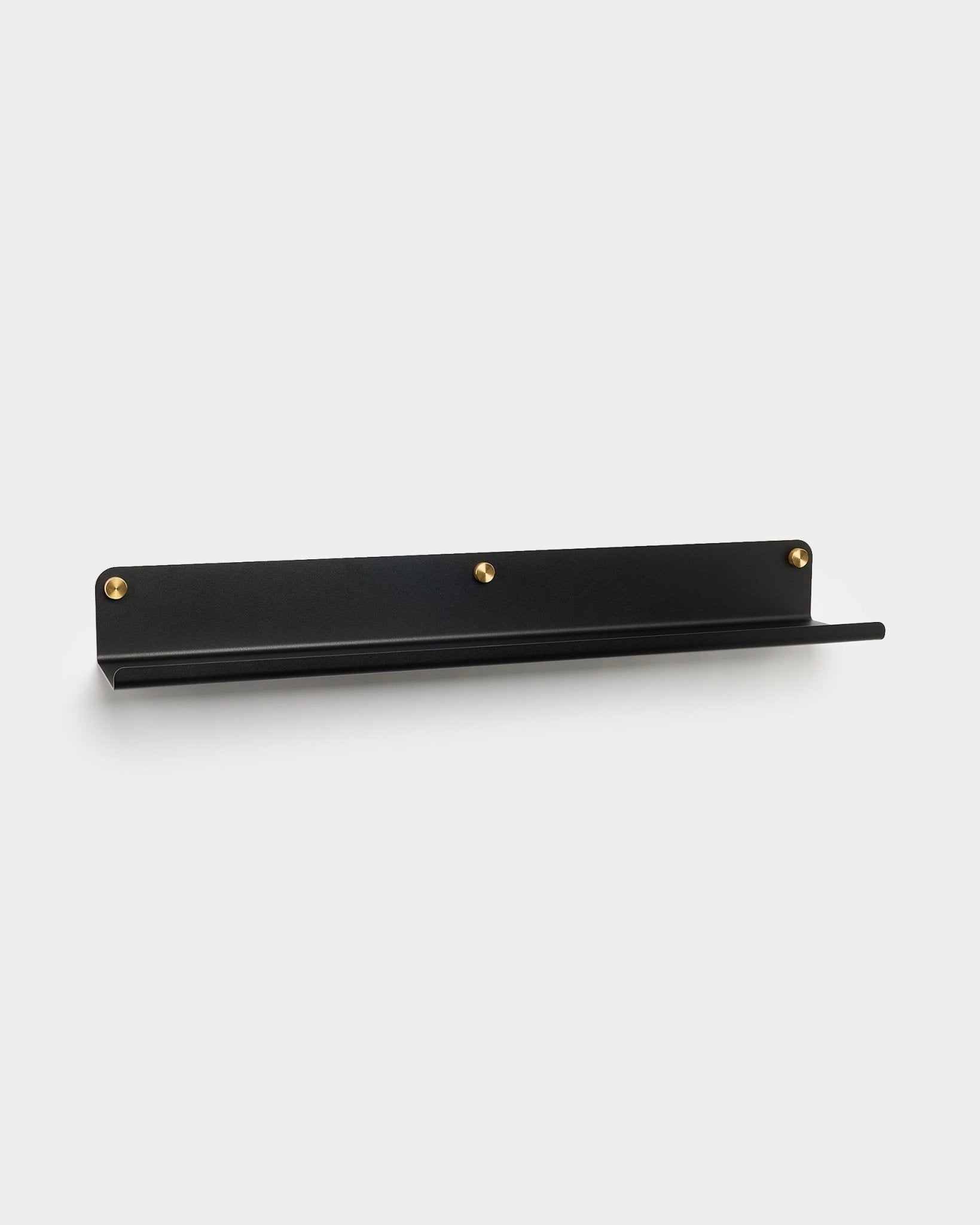 De Norr brede plank in black (75,9 cm) van WoodUpp, gemaakt van gegalvaniseerd steel met drie gouden schroeven, accessoire voor Akupanel, weergegeven op een effen witte achtergrond.
