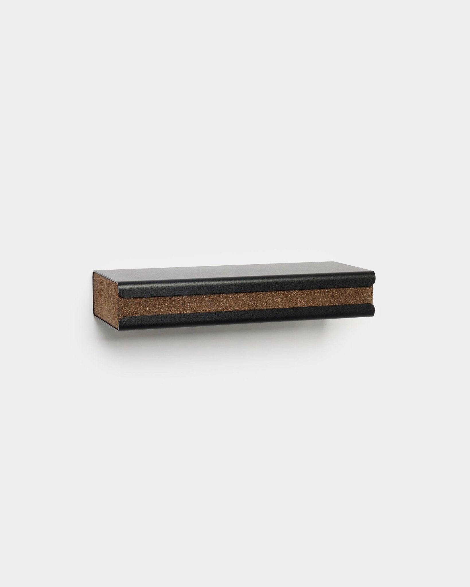 Norr Key Tray van WoodUpp, een minimalistische Scandinavische accessoireplank in black met push-open lade en een strook van gerookt kurk, 35,9 cm breed.