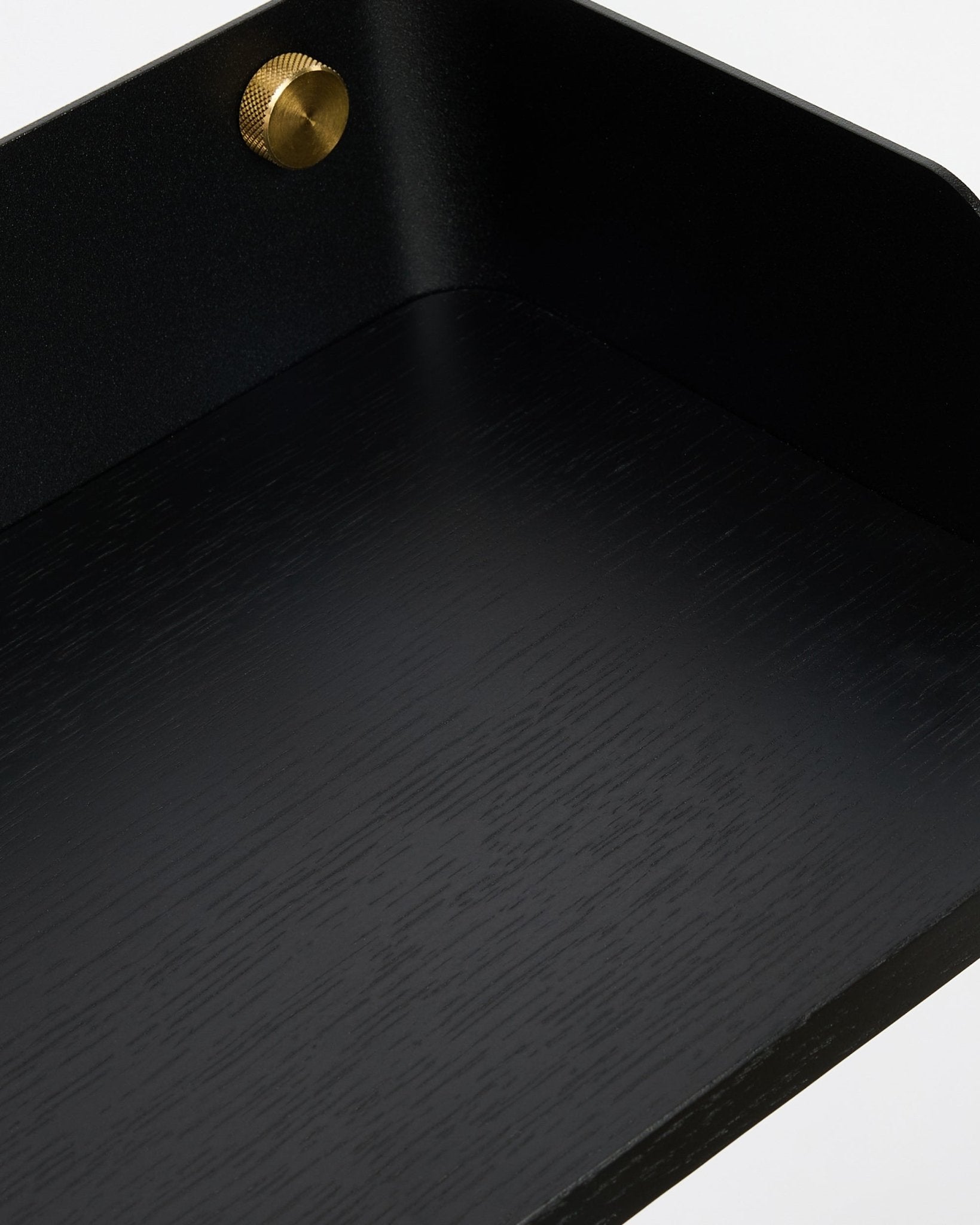 Close-up van WoodUpp Linn Bookshelf in Black Oak (55,9 cm), met zichtbare Noordse houtnerfstructuur en gouden schroefdetails, ontworpen om aan te sluiten bij de collectie Akupanel.