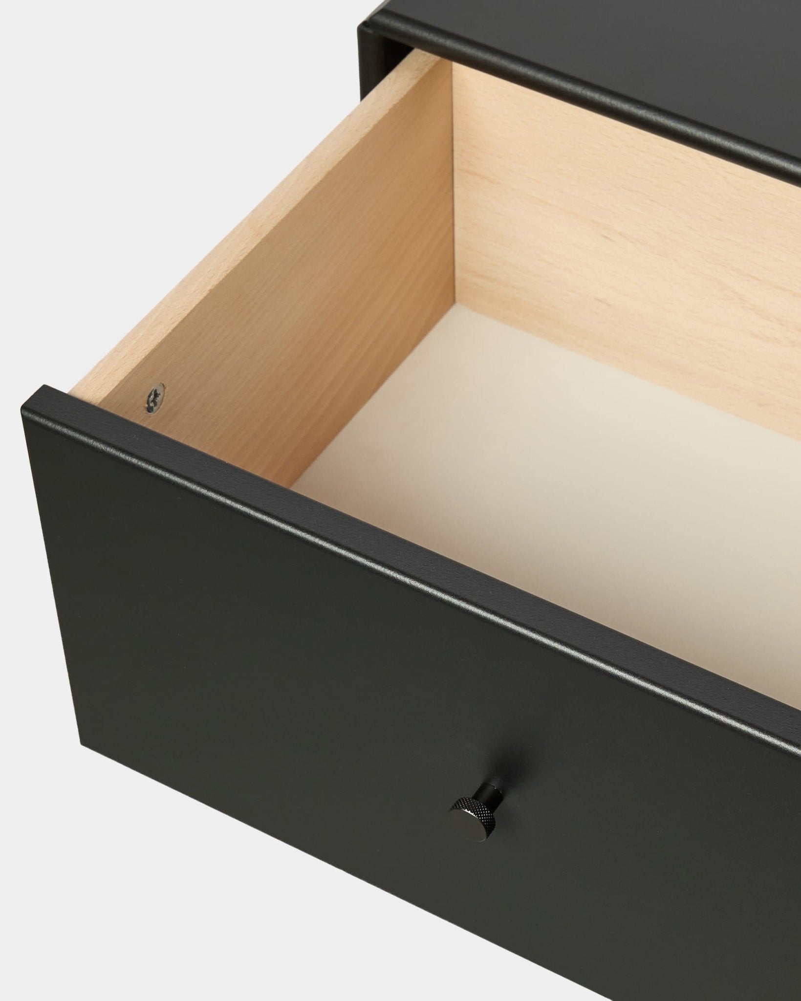 WoodUpp Arka-boekenkastlade in zwart, met een lichte binnenkant en een zwarte knop, ontworpen voor gesloten opbergruimte. Accessoire in Scandinavische stijl voor de Akupanel-collecties.