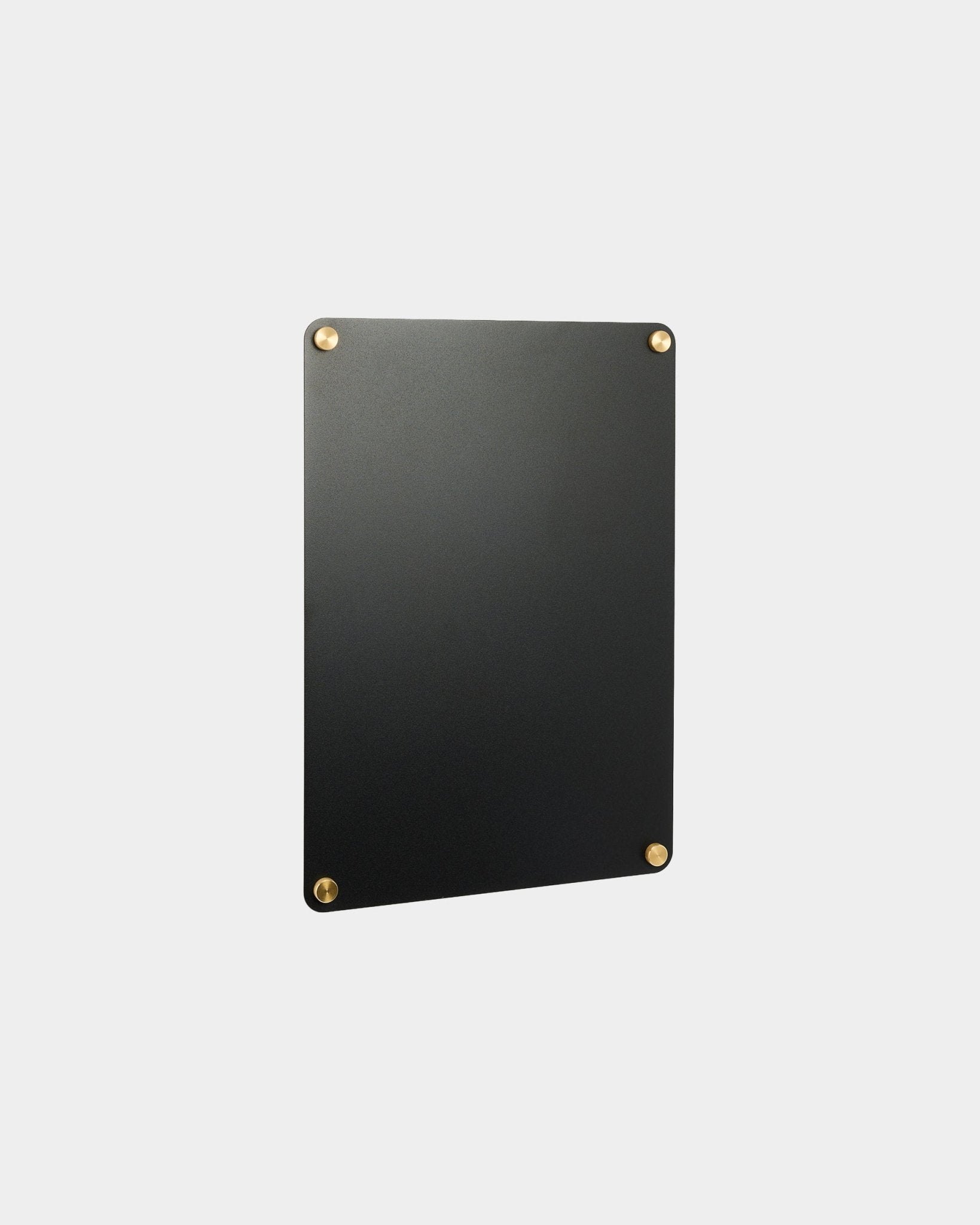 Small Norr Magnetic Board van WoodUpp in black, rechthoekig met afgeronde hoeken en gouden schroeven, ontworpen als aanvulling op Nordic Akoestisch paneel collecties.