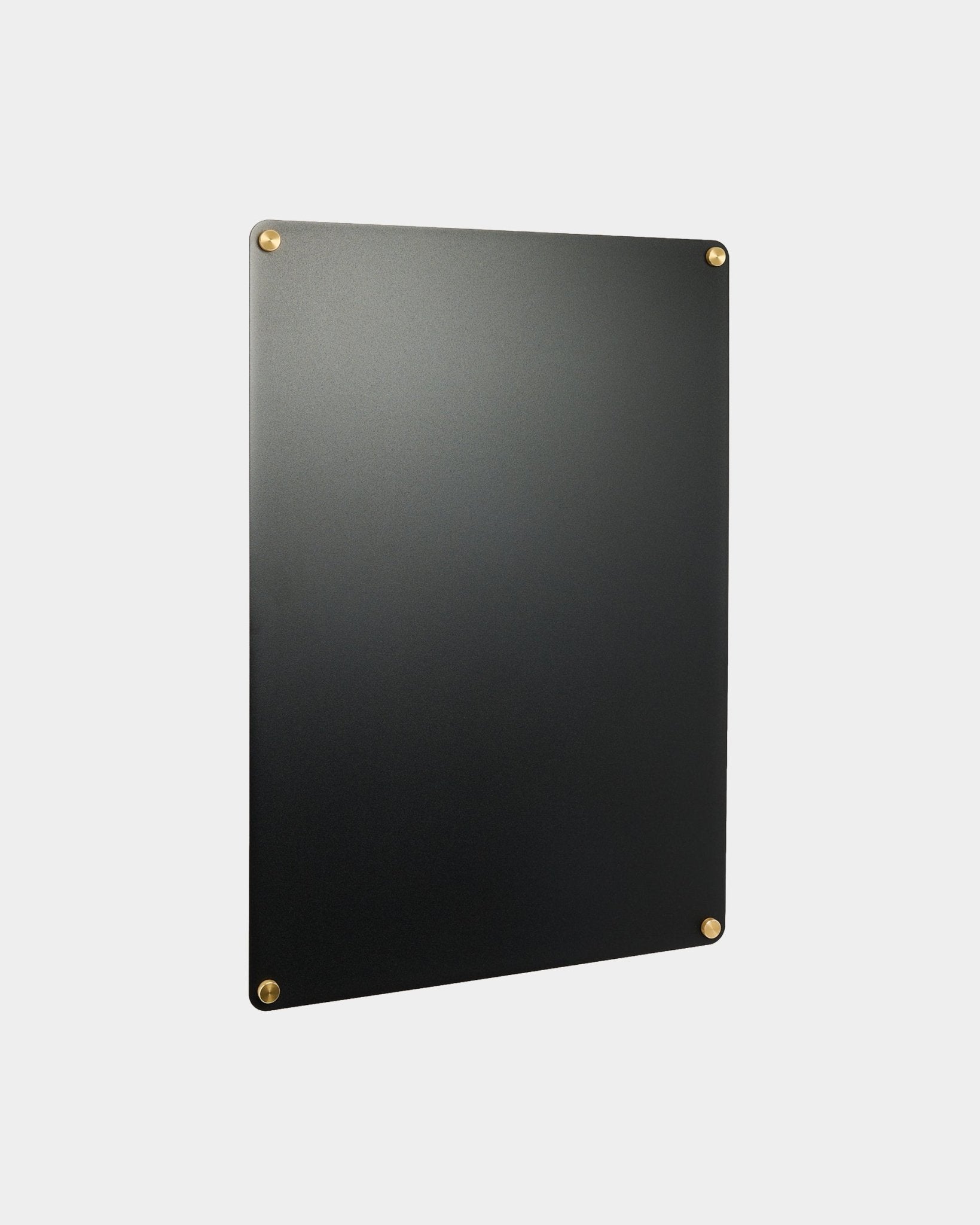 Large black Norr magnetisch bord van WoodUpp, onderdeel van de CREATE-accessoirecollectie, gemonteerd op een lichtgrijze muur.