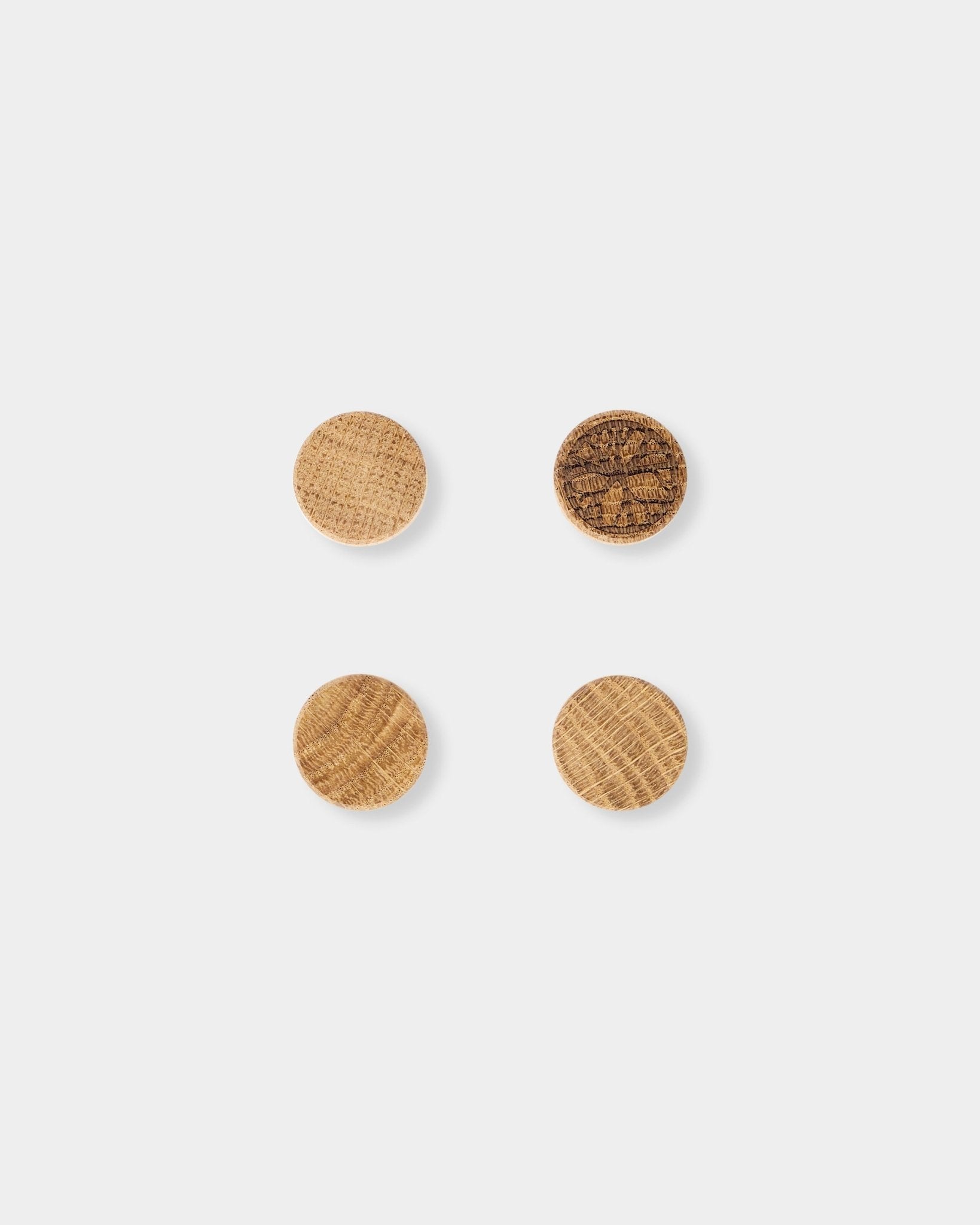 WoodUpp Norr magneetset van 4 in natural oak, met een duidelijke houtnerf, ontworpen als accessoires voor gebruik met het Norr Magnetic Akoestisch paneel.