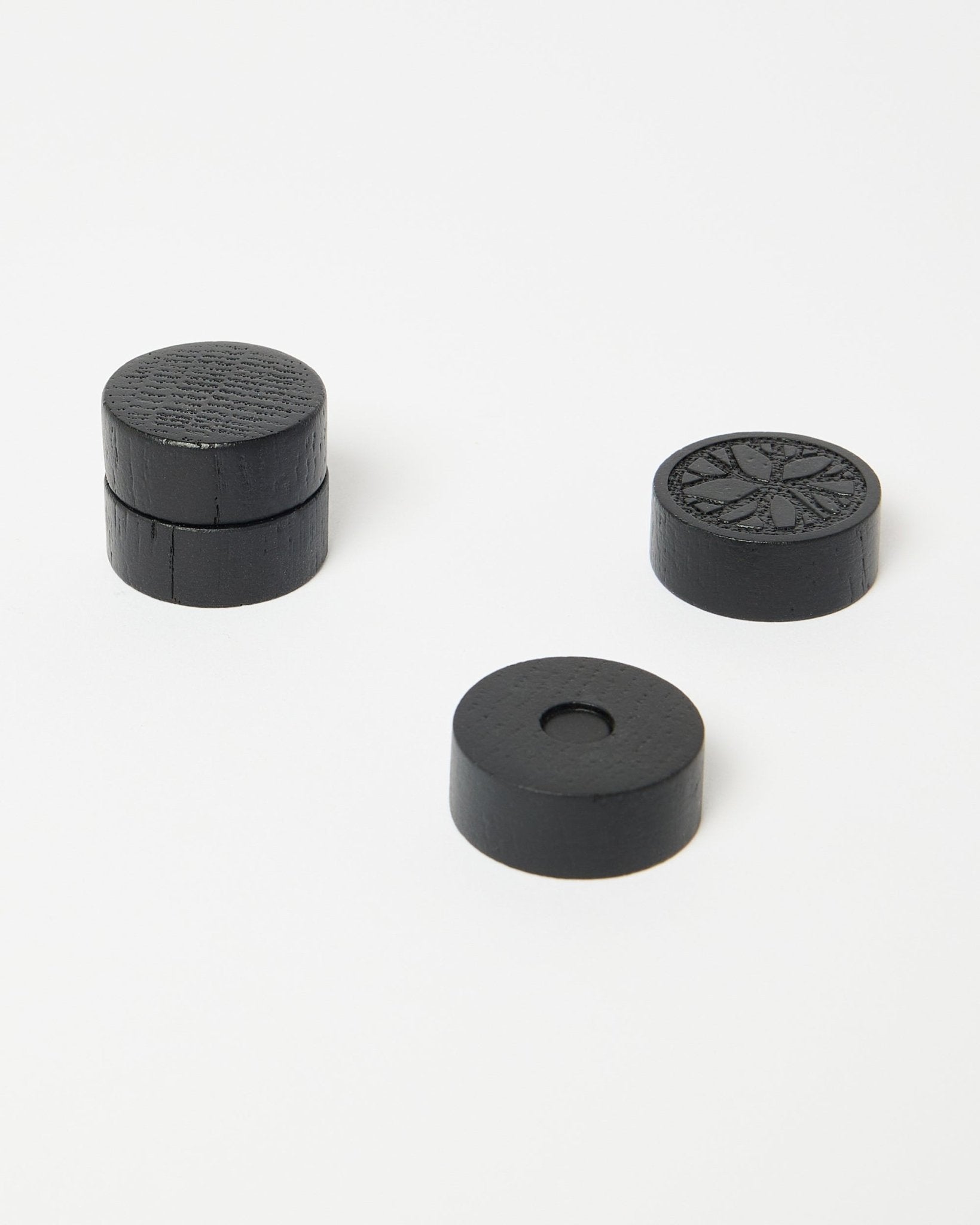 Set van vier black oak Norr magneten van WoodUpp, onderdeel van de CREATE accessoirecollectie, netjes geplaatst op een strak wit oppervlak.