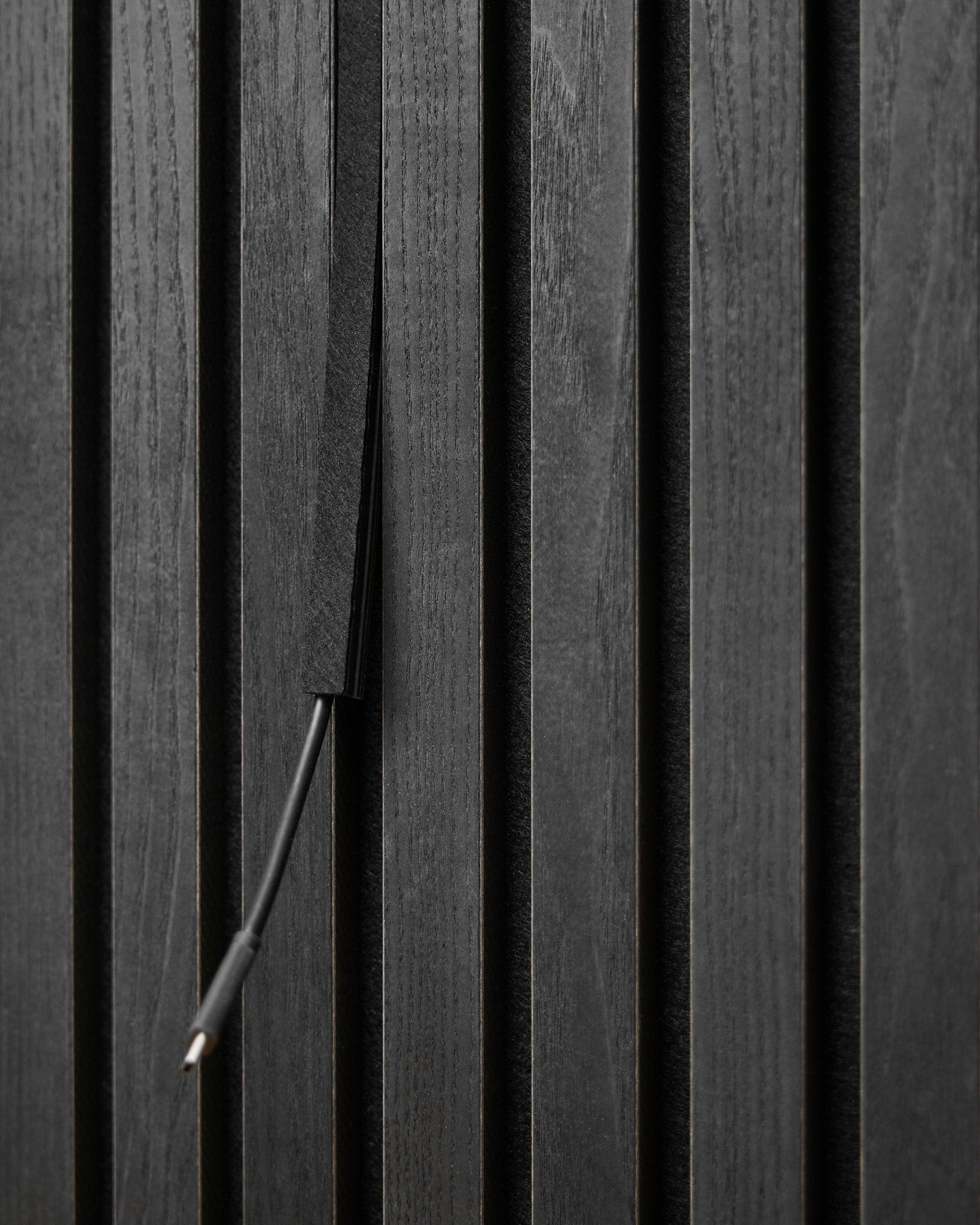 De Dupps Pop-on Cable Cover (Black, 3 stuks) van WoodUpp werkt kabels weg tussen Akupanel Akoestisch paneel latten voor een nette, geïntegreerde uitstraling.
