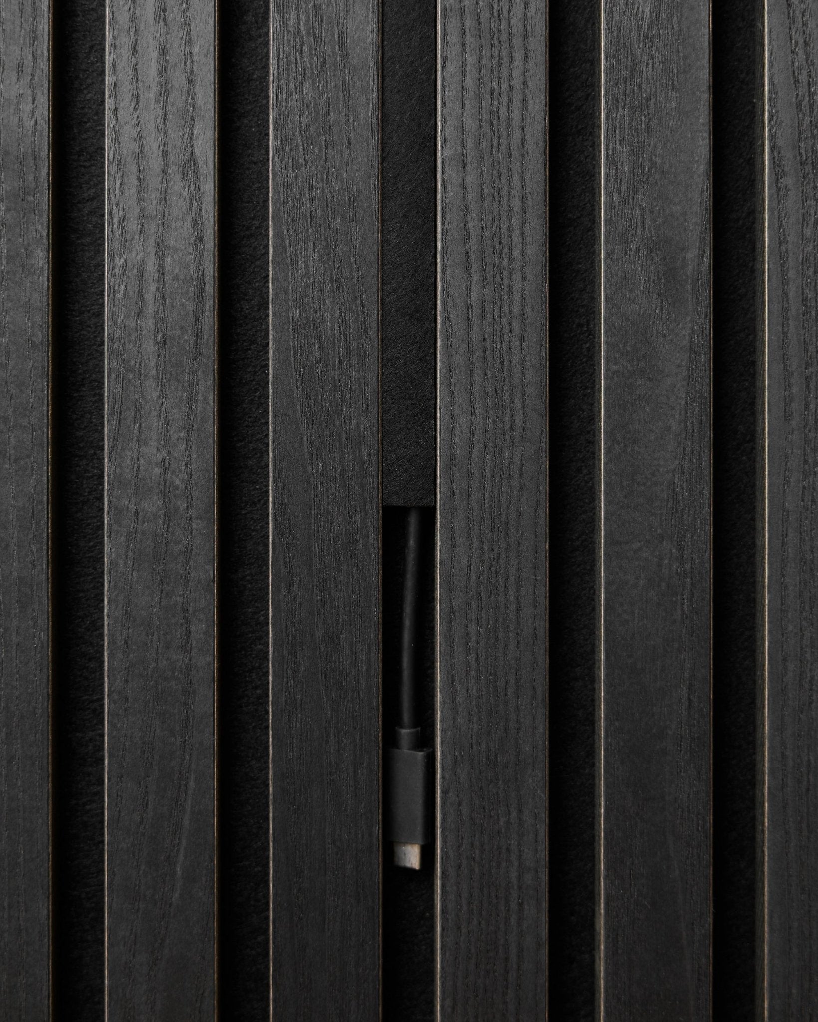 Black WoodUpp Pop-on Cable Covers (3 stuks) werken kabels netjes weg achter Akupanel akoestische houten panelen en zorgen voor een strakke, naadloze Nordic look.