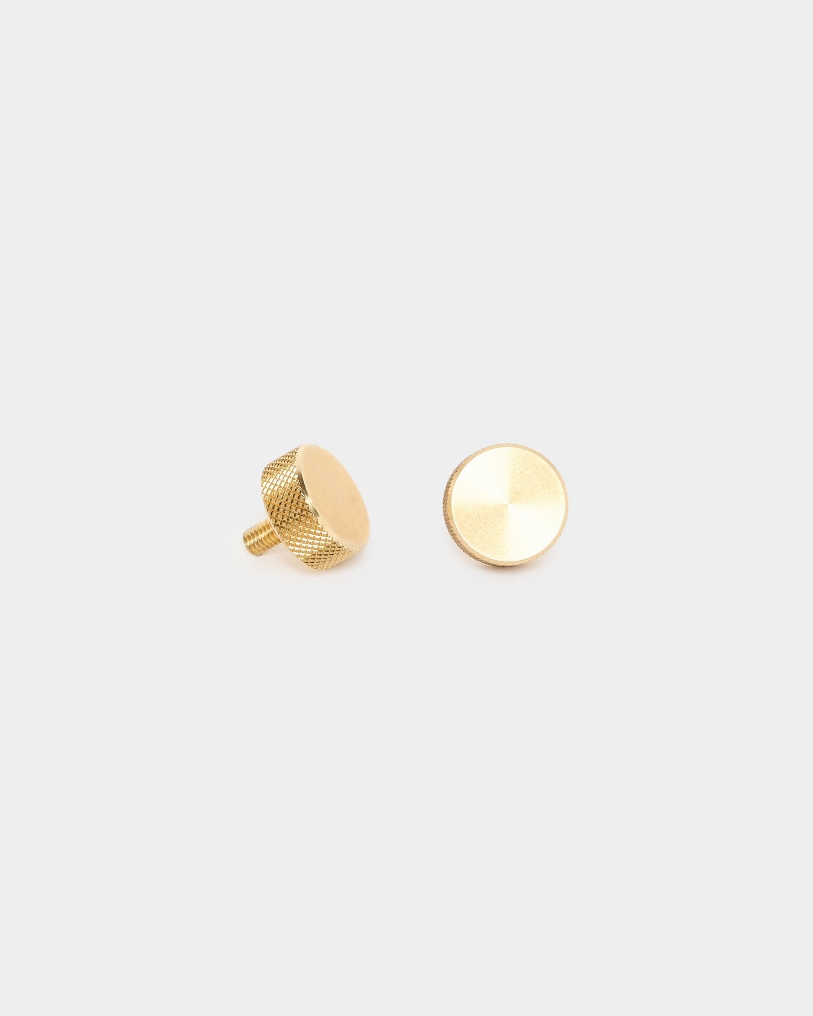 Paar WoodUpp brass vingerschroeven (M5x10mm, 20x8.8) met gestructureerde zijkanten en schroefstiften, ontworpen als accessoires voor het monteren van akoestische panelen of roomdividers.