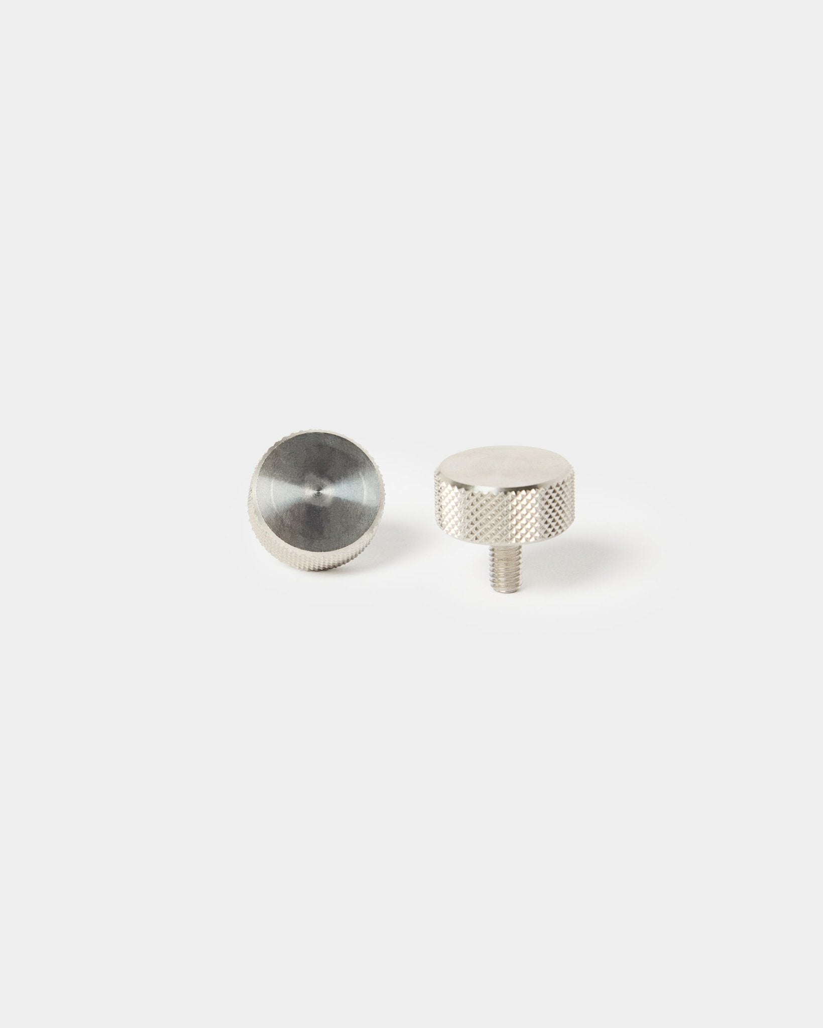 Set van twee WoodUpp roestvrijstalen steel vingerschroeven (M5x10 mm, 20x8.8) voor montage van Akoestisch paneel — één met schroefdraad, één met gladde kop.