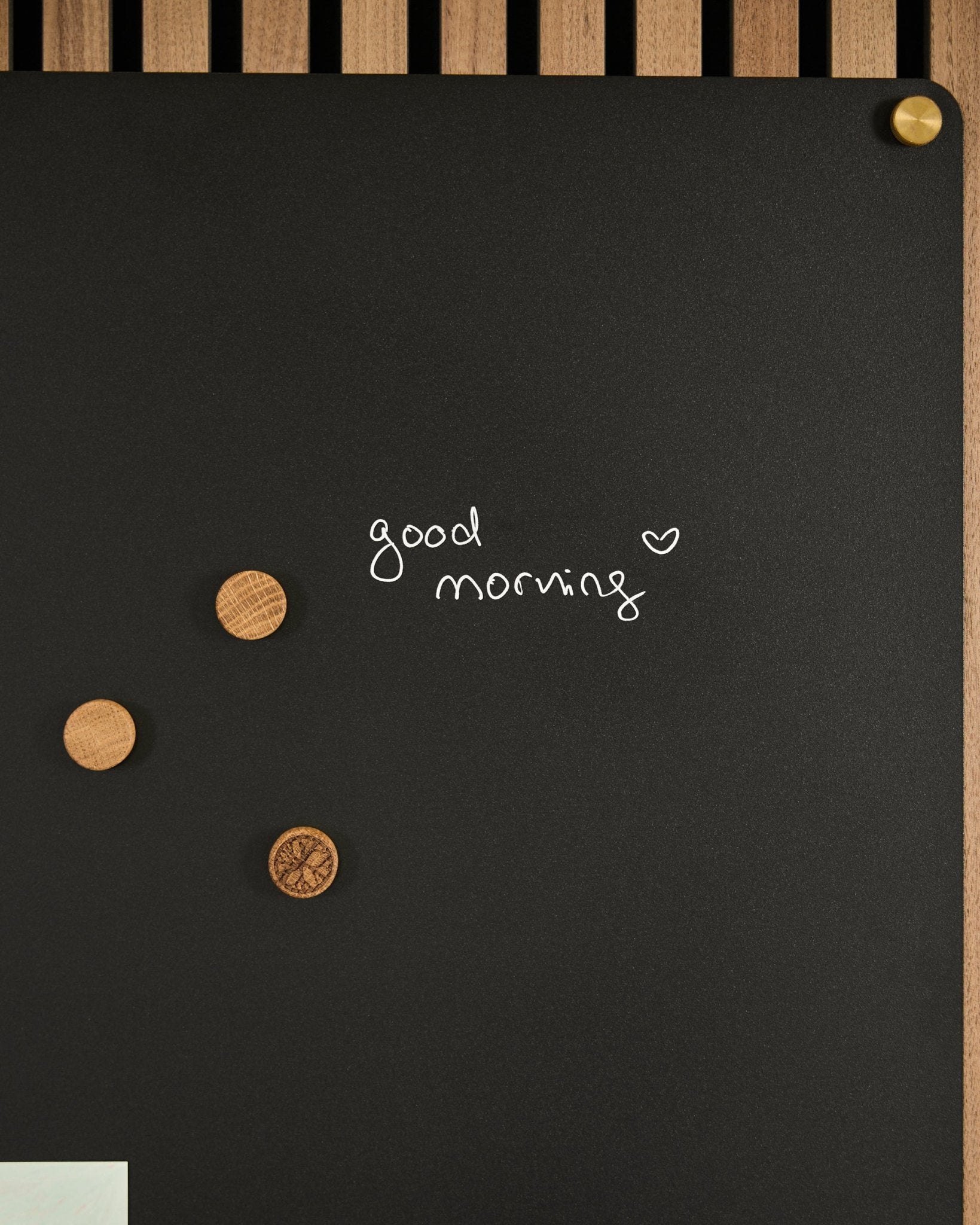 De Norr | Blackboard set van WoodUpp bestaat uit een black Akoestisch paneel met good morning en een hartje, plus 3 houten magneten. Scandinavisch minimalistisch design.