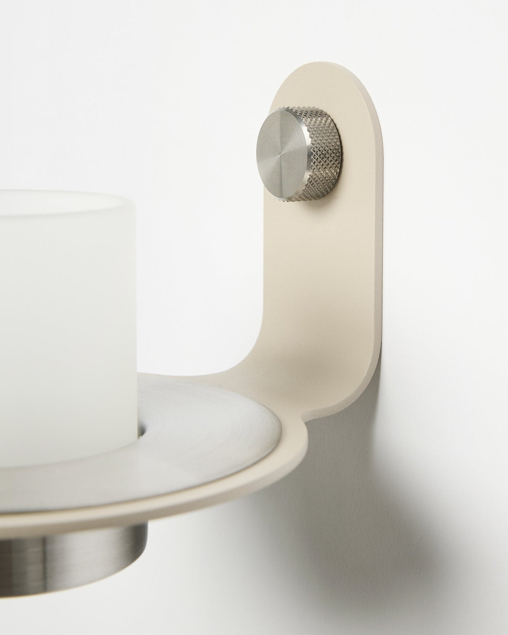Minimalistische Norr Candle Holder in beige en roestvrij steel van WoodUpp, getoond als accessoire voor Akupanel akoestische lattenwandpanelen.
