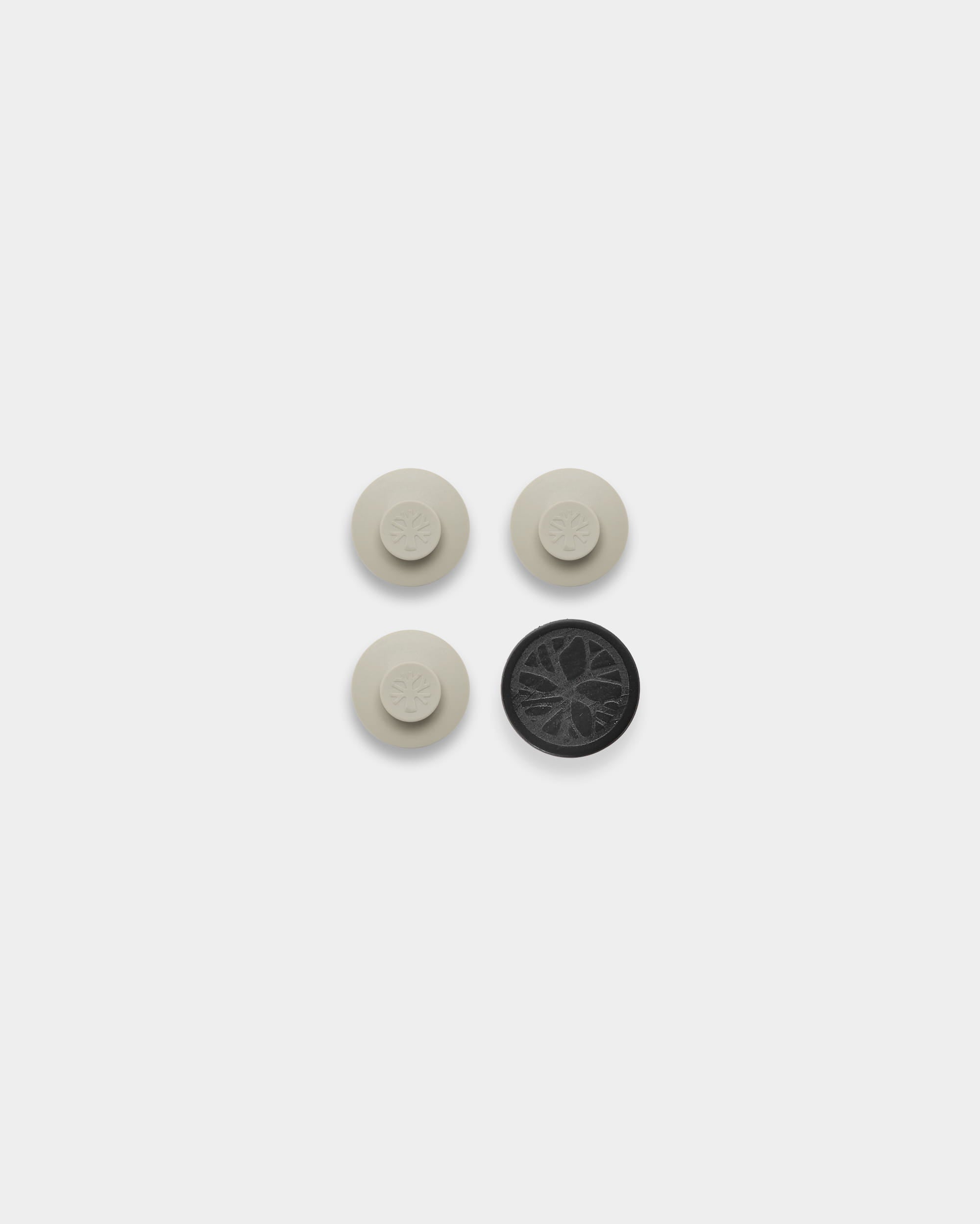 WoodUpp Dupps-set: drie beige, ronde akoestische accessoires met cirkelvormige patronen en één stuk gereedschap, gerangschikt voor wandmontage op een witte achtergrond.