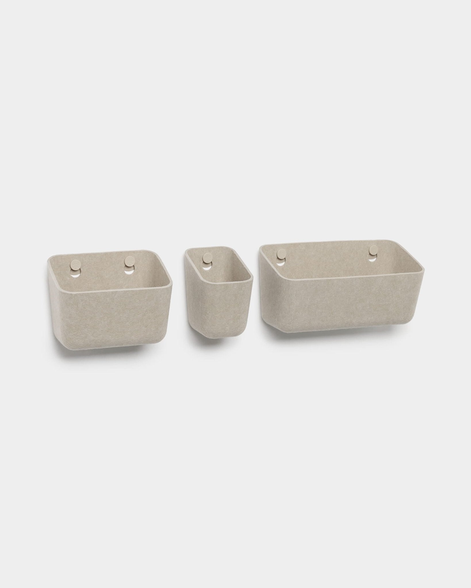 Set van drie beige WoodUpp Luva-viltbakjes, elk met twee ronde ophanggaatjes, afgebeeld tegen een witte achtergrond.