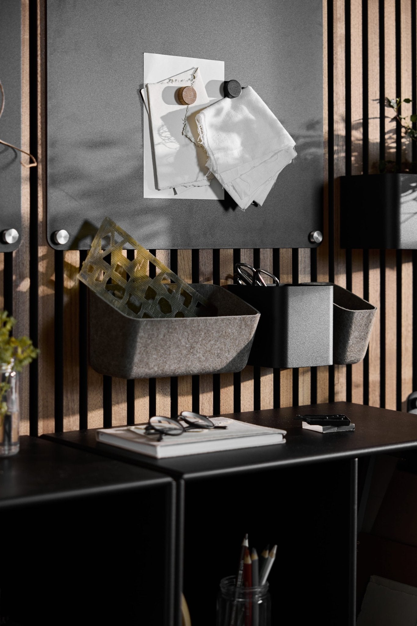 De WoodUpp Luva-viltbakjes in donker, warm grijs zorgen voor orde in papieren en pennen bovenop een bureau en passen perfect bij een strakke, moderne Scandinavische werkplek.