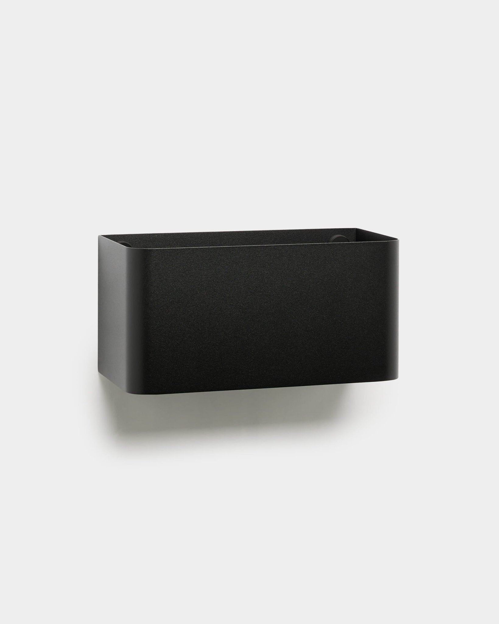 WoodUpp Norr Plant Box (23.9 cm, black) met afgeronde randen, ontworpen om te monteren op een Akoestisch paneel, getoond tegen een effen lichtgrijze achtergrond.