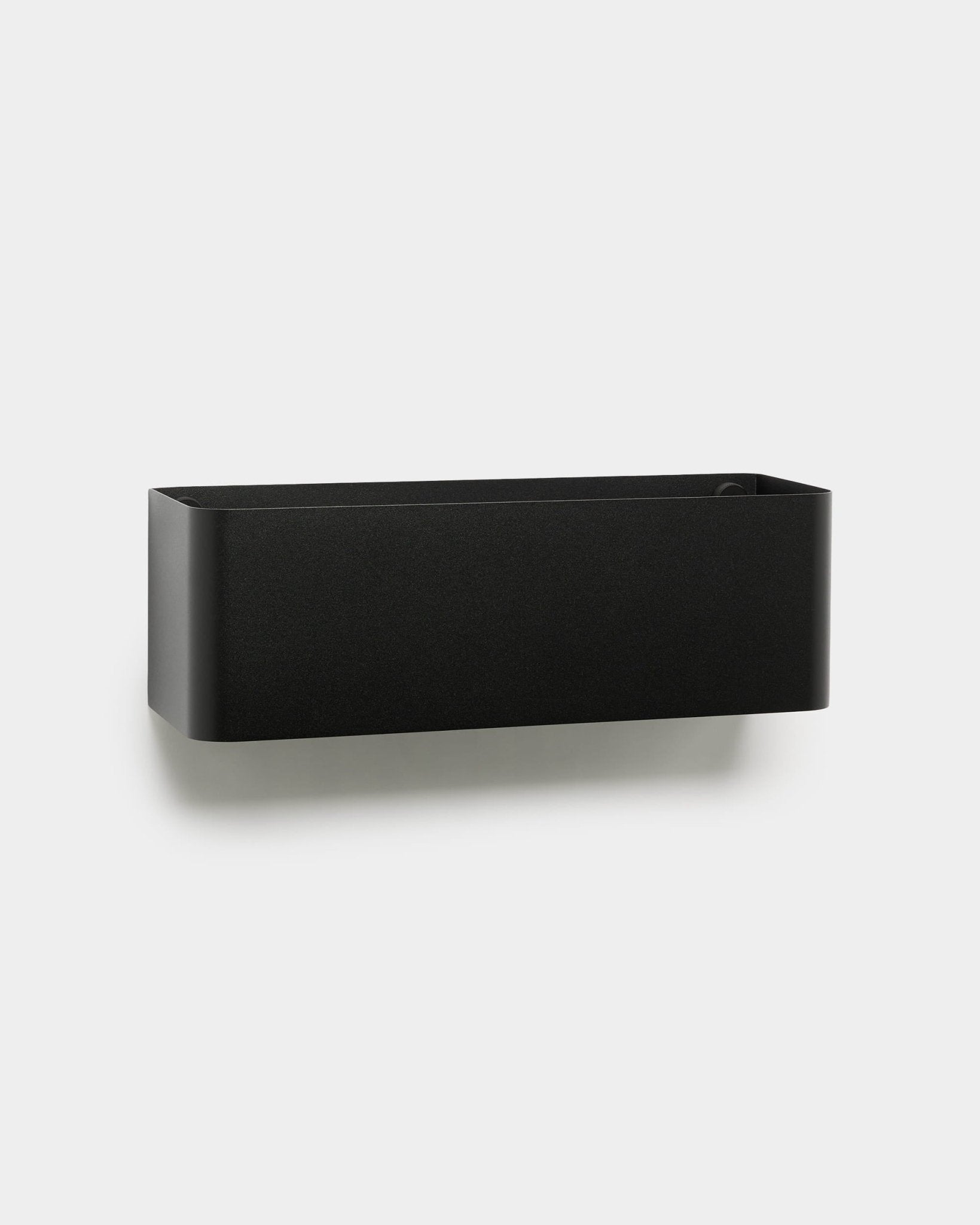 De Norr | Plant Box van WoodUpp is een black, wandgemonteerde plantenbak met afgeronde randen, ontworpen als aanvulling op Scandinavische interieurs en akoestische houten panelen.