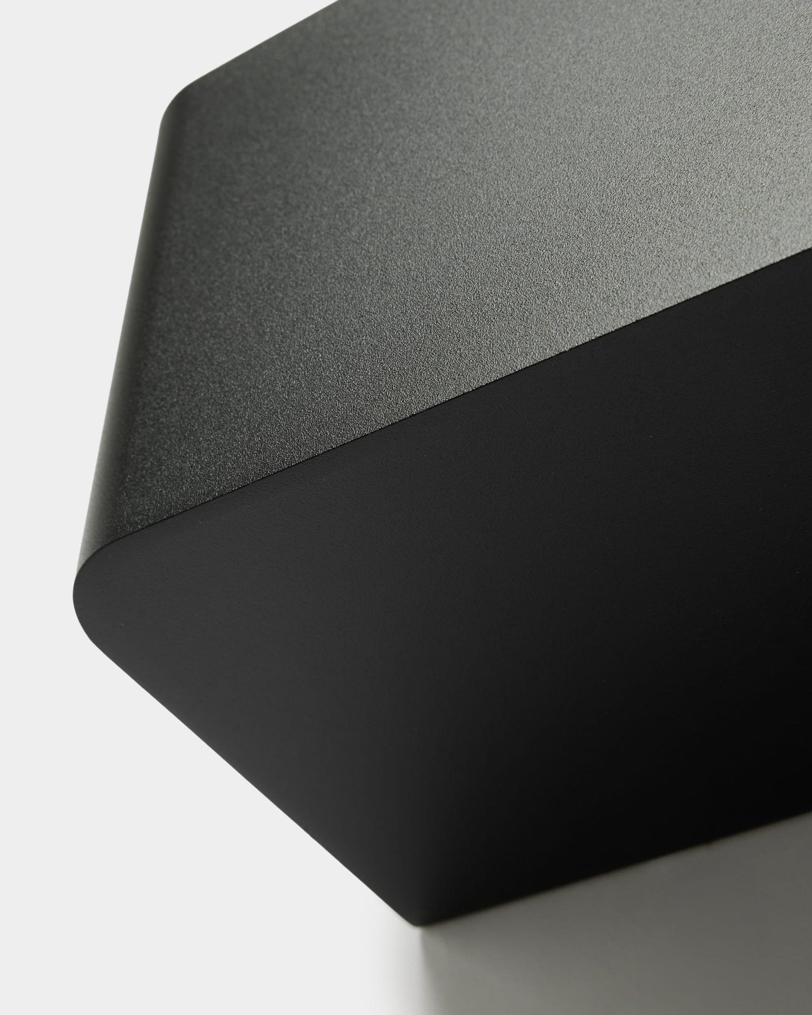 WoodUpp Norr Plant Box (35,9 cm) in black met minimalistisch Scandinavisch design, zacht afgeronde randen, ontworpen als accessoire voor Akupanel collecties.