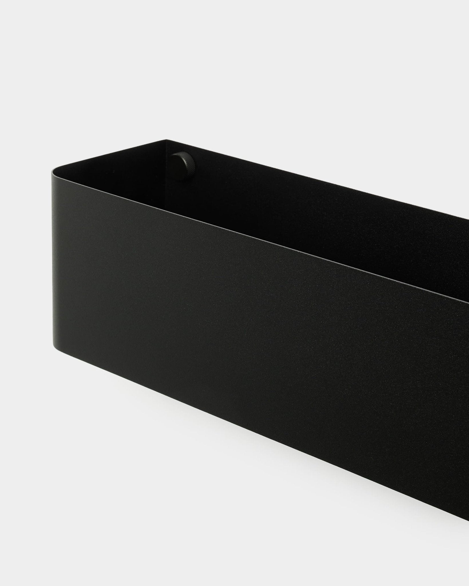 De Norr Plant Box van WoodUpp, 47,9 cm in black met gladde, ronde randen, geplaatst tegen een effen witte achtergrond.