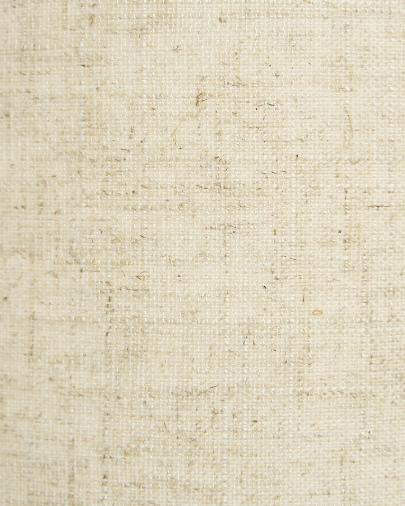 Close-up van de Feya wandlamp van WoodUpp in beige tinten, met een kap van textiel met een natuurlijke uitstraling van linnen-katoen. Scandinavisch minimalistisch design.