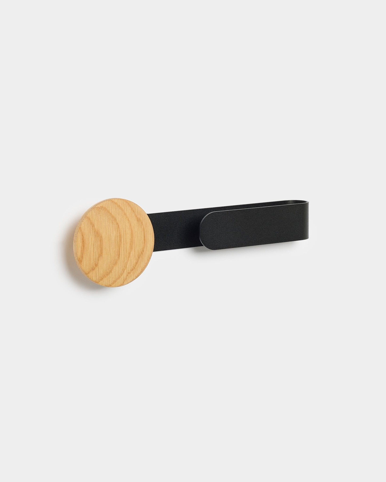 Linn Horizontal Hanger van WoodUpp met een natural oak knop en black metalen arm, ontworpen als aanvulling op je Akupanel Akoestisch paneel.