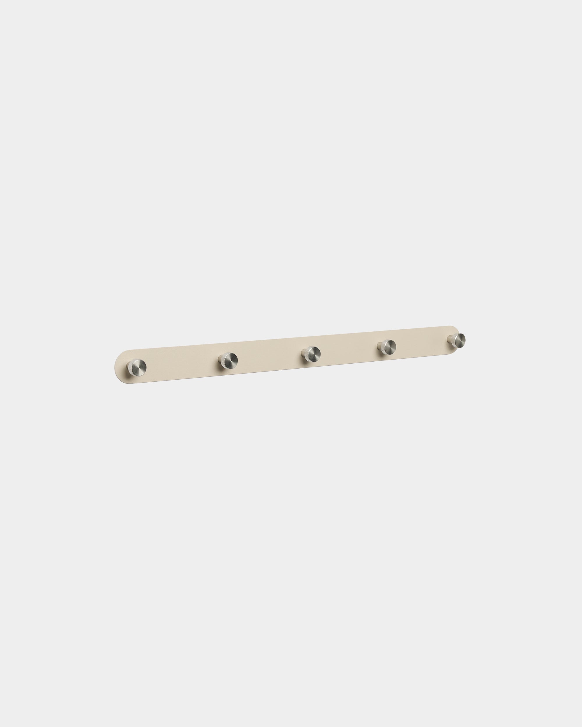 Norr kapstok van WoodUpp met 5 haken in beige en roestvrij steel, ontworpen als accessoire om ruimtes te organiseren naast Nordische akoestische houten panelen.