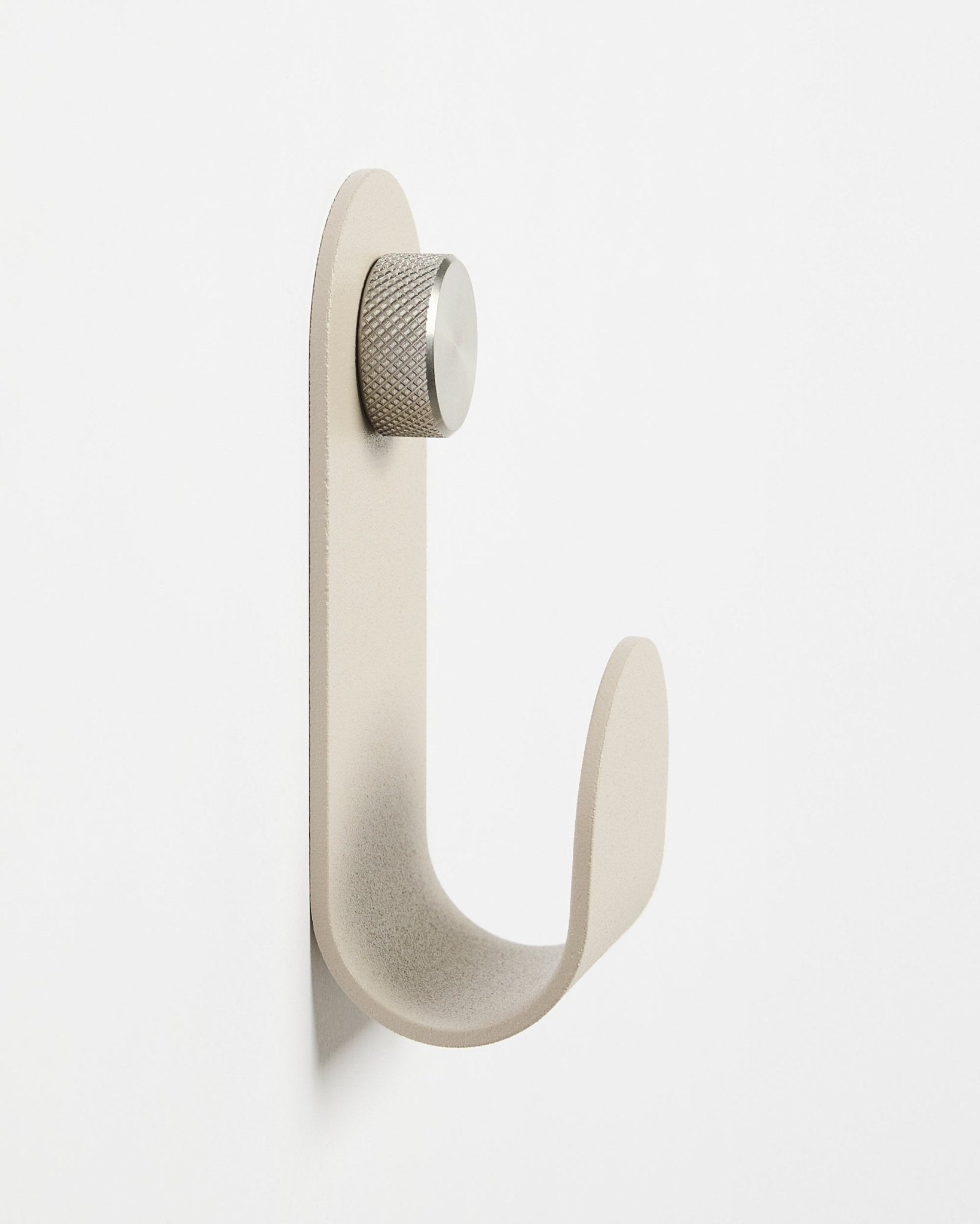 De Norr | Single Hanger in Beige van WoodUpp, een minimalistisch wandaccessoire met een zilverkleurige knop, ontworpen als aanvulling op Akupanel akoestische houten panelen.