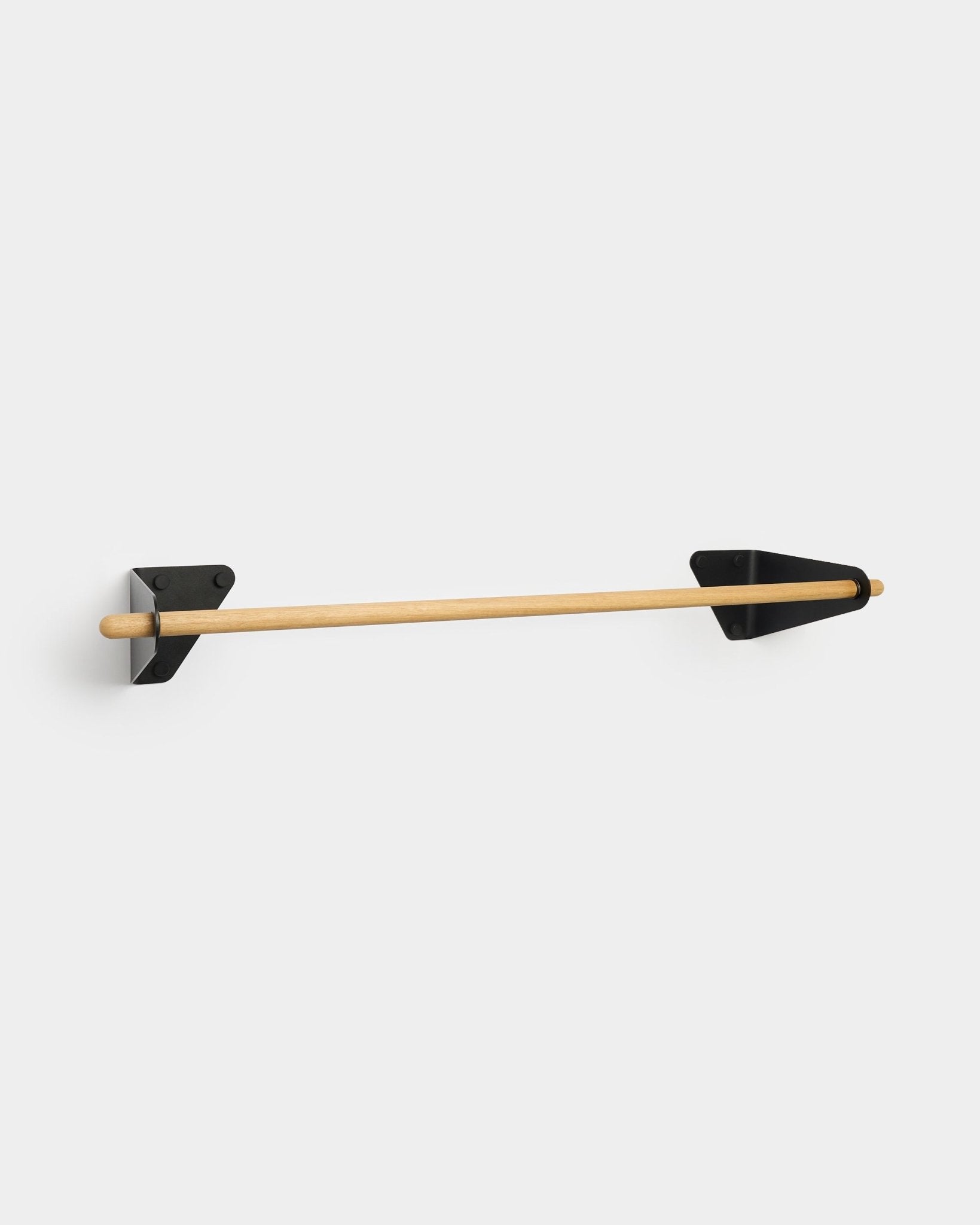 Minimalistische 115,9 cm wandgemonteerde kapstok van eiken met black metalen beugels van WoodUpp, getoond tegen een witte achtergrond.