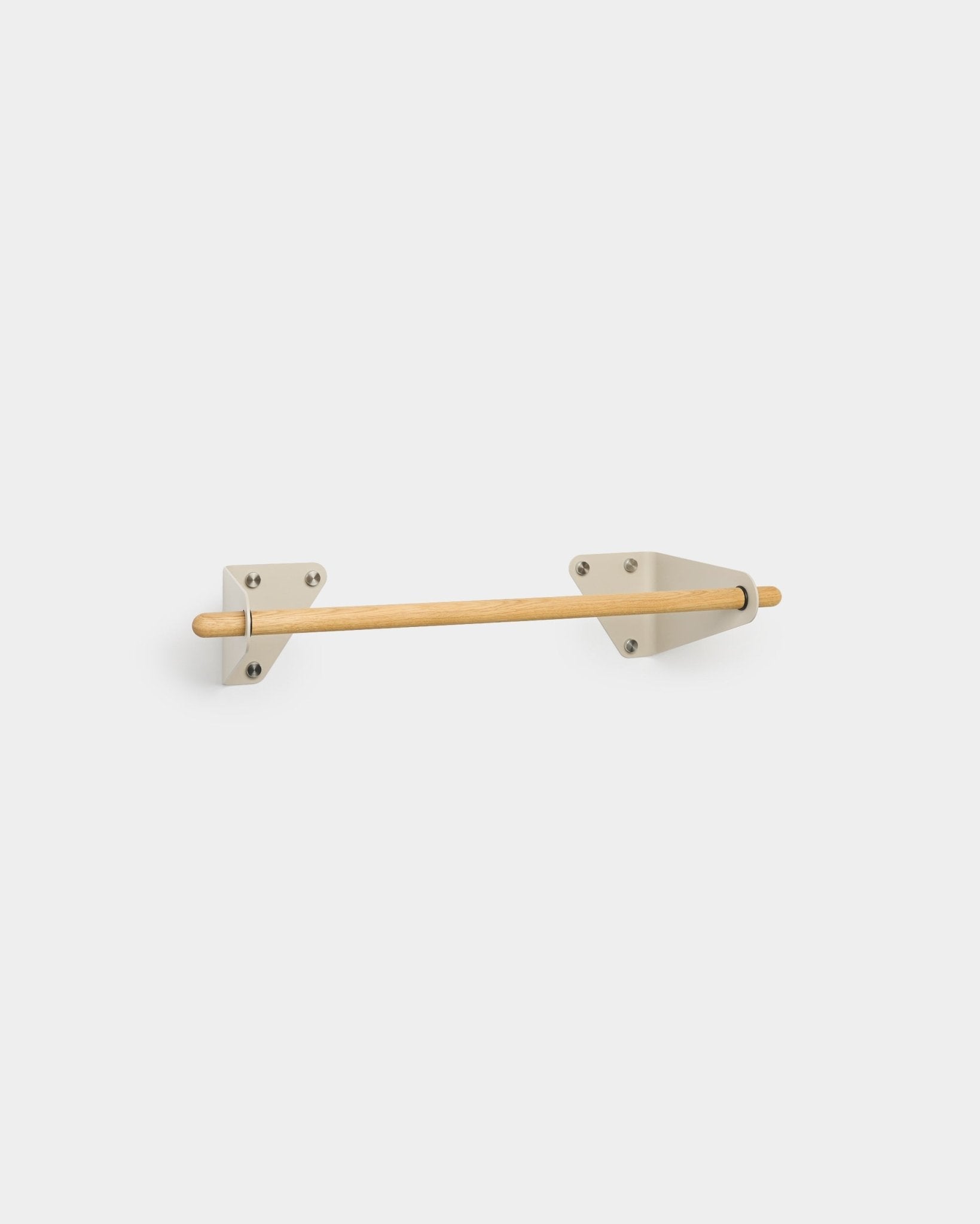 Linn kapstokrail van WoodUpp, geïnspireerd op Nordic design, met een massieve eikenhouten stang en twee beige driehoekige beugels, 75,9 cm lang, tegen een effen witte achtergrond.