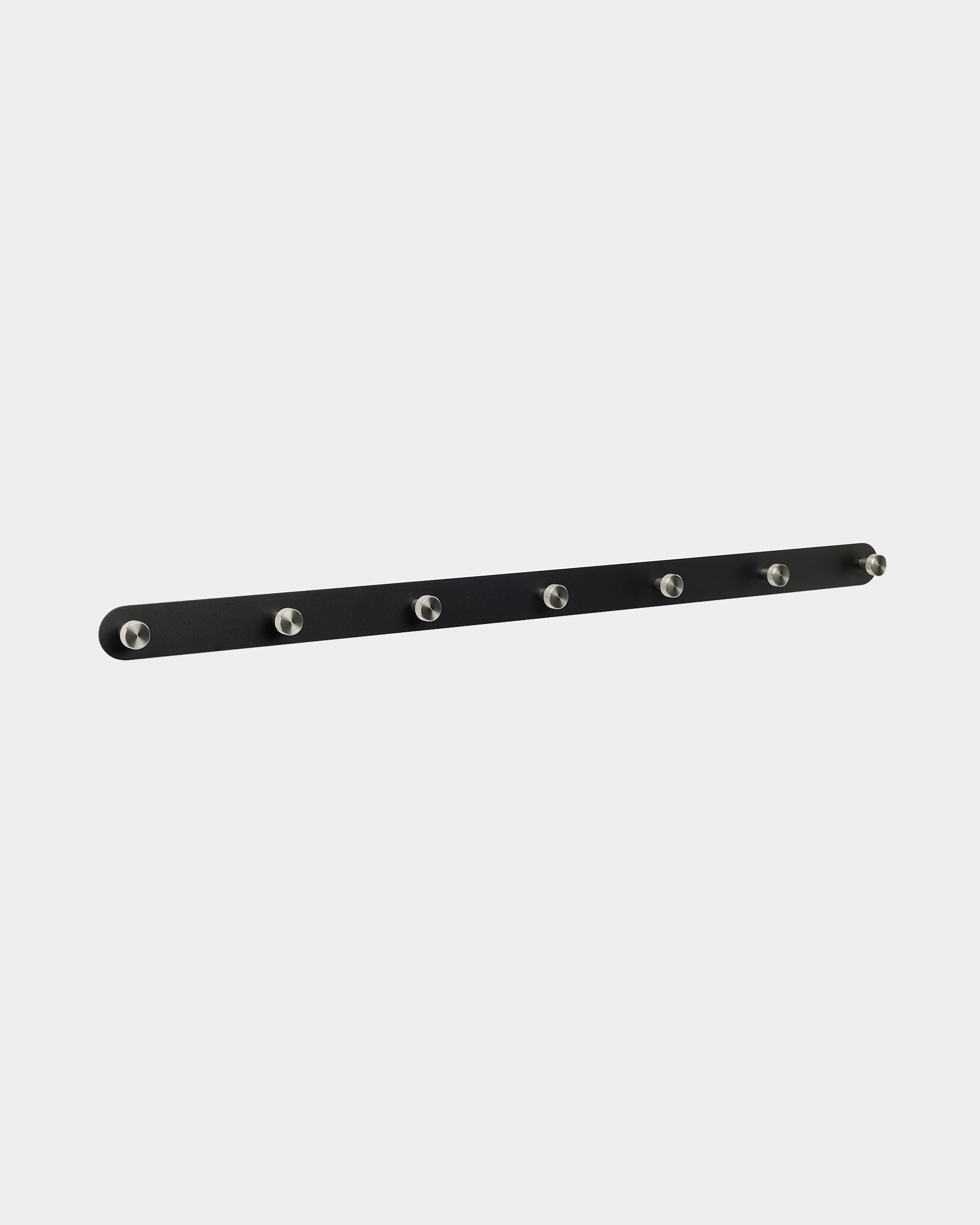 De WoodUpp Norr kapstok heeft een black Nordisch ontwerp met 7 zilverkleurige haken, ontworpen als aanvulling op Akupanel akoestische panelen in entrees of gangen.