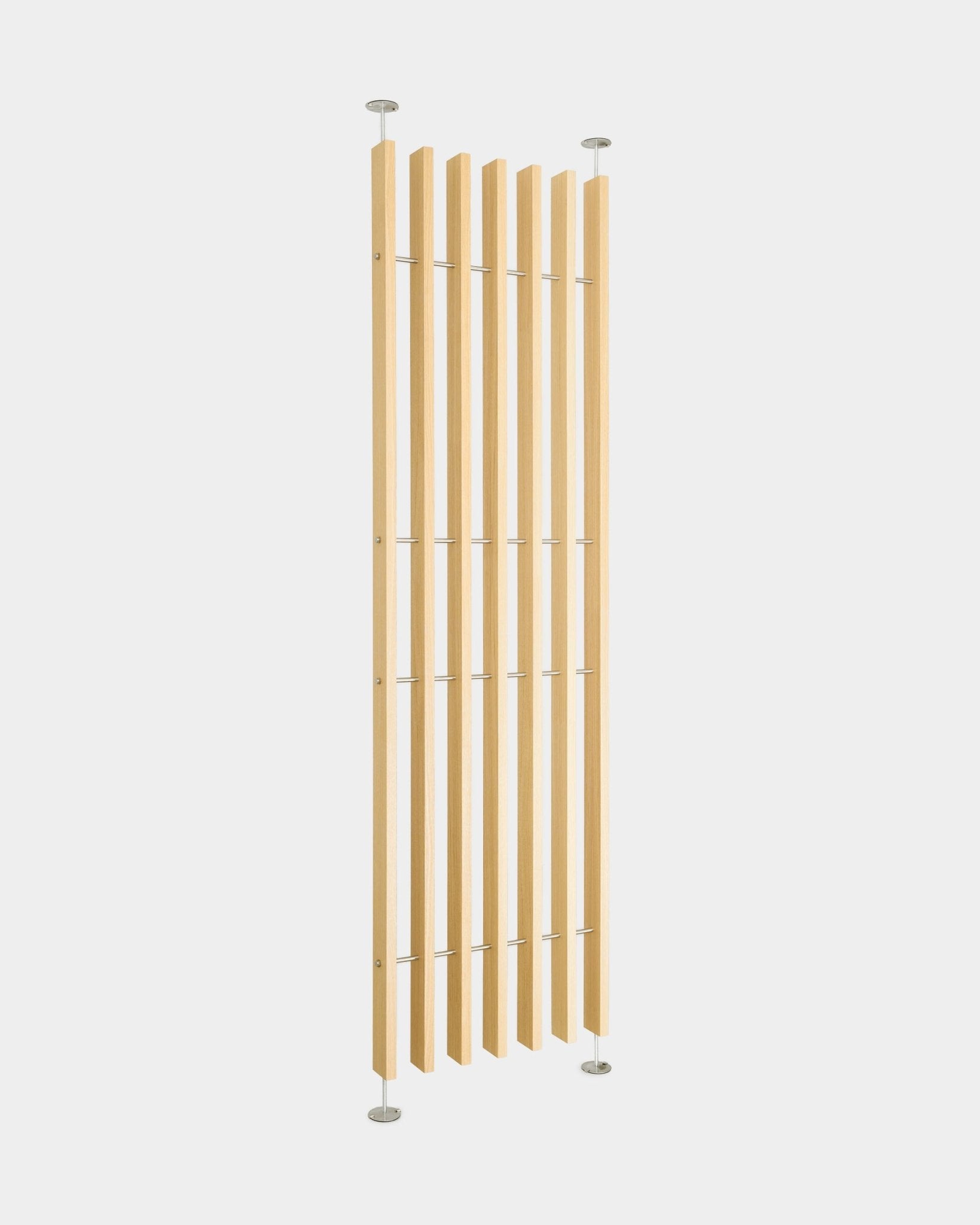 WoodUpp EMBRACE roomdivider BM1, 236-252 cm, heeft vertical natural oak latten met metalen stangen en ronde voetstukken; vloer-tot-plafond te plaatsen zonder boren.