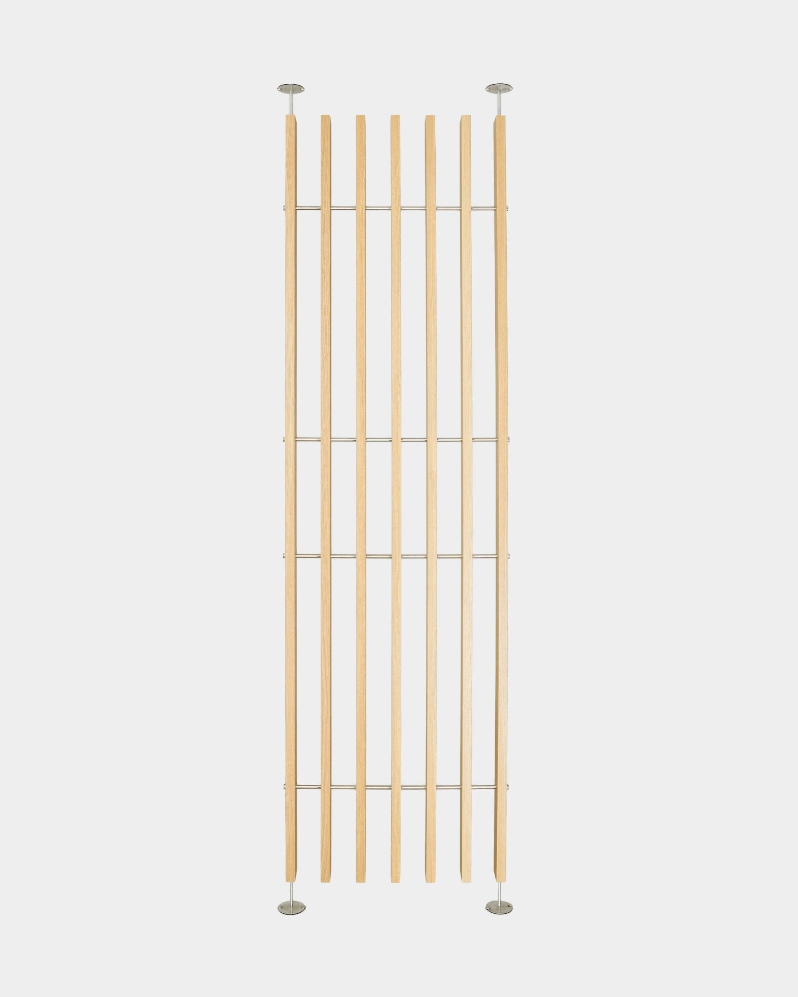 Embrace BM1 roomdivider van WoodUpp, eikenhouten latten van vloer tot plafond in Scandinavische stijl met metalen steunen, verstelbare hoogte 236–252 cm, montage zonder gereedschap.