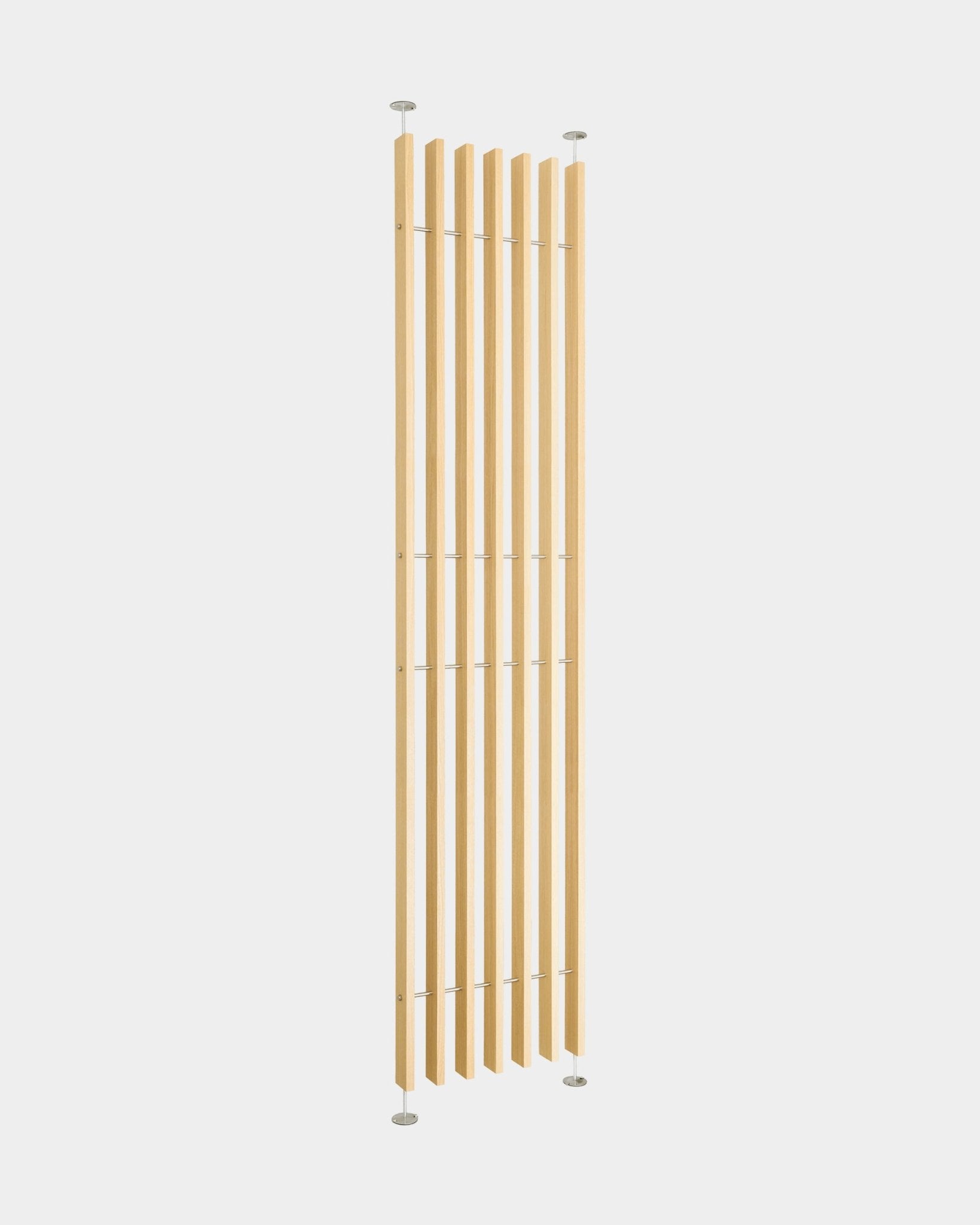 EMBRACE roomdivider BM1 van WoodUpp (286–302 cm) met hoge latten van eikenfineer en slanke metalen stangen voor eenvoudige montage zonder boren; minimalistisch Scandinavisch design.