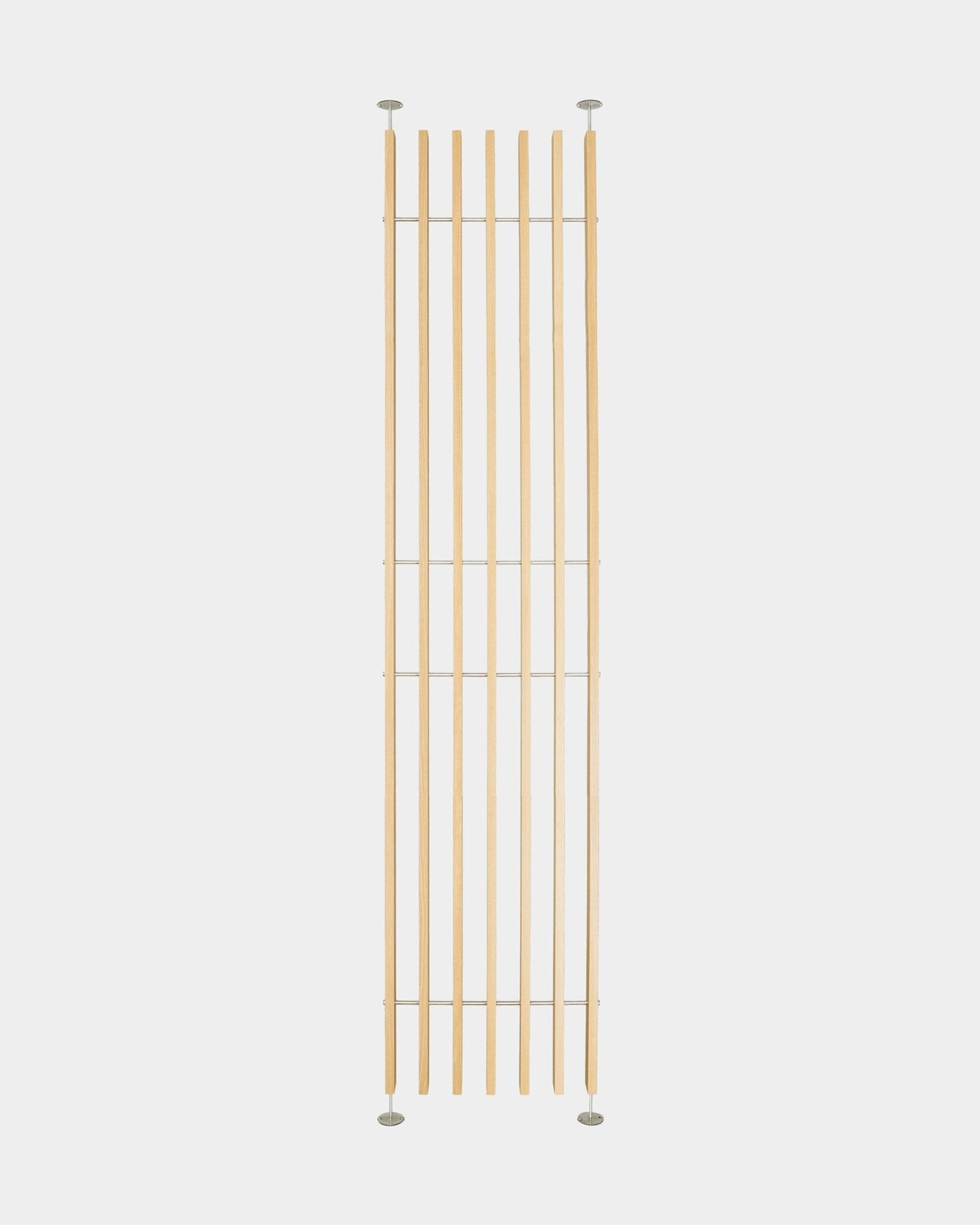 De Embrace BM1 roomdivider van WoodUpp, verstelbaar van 286–302 cm, heeft Scandinavische latten van eikenfineer met metalen steunen en een gereedschapsvrije montage zonder boren.