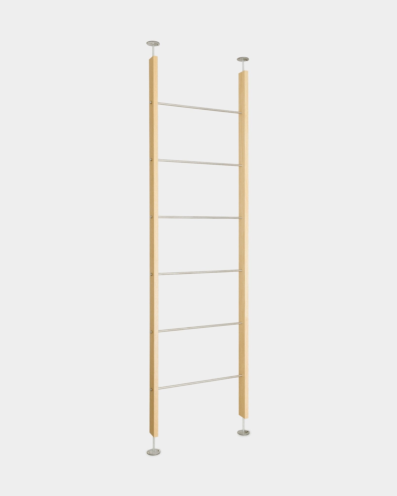 WoodUpp Embrace BM2 roomdivider (236-252 cm), een minimalistische Scandinavische houten vloer-tot-plafondconstructie met zes metalen sporten en ronde beugels.