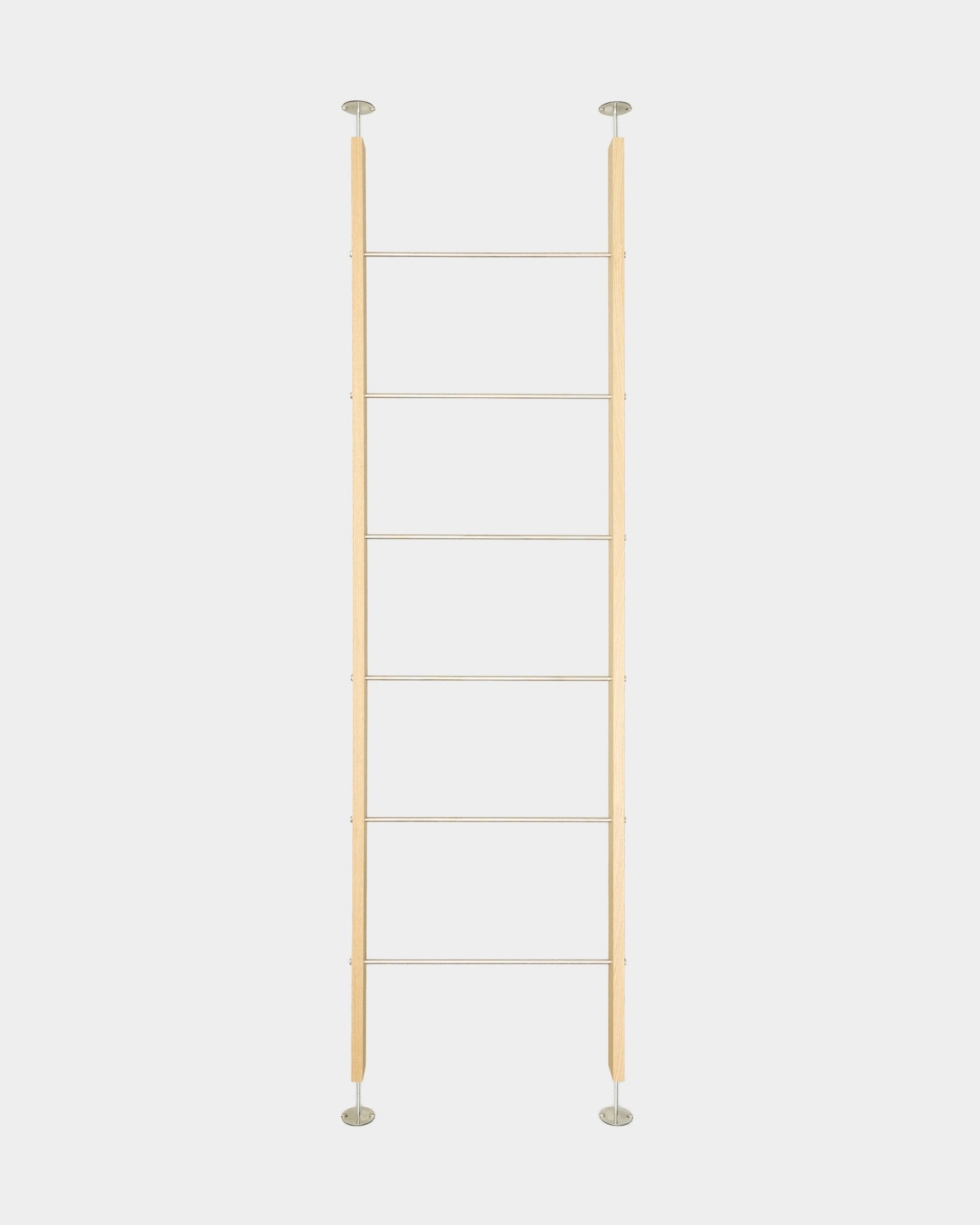 EMBRACE roomdivider BM2 van WoodUpp, 236-252 cm hoge ladder van eikenhout en steel met zes sporten, bevestigd tussen vloer en plafond, weergegeven op een witte achtergrond.