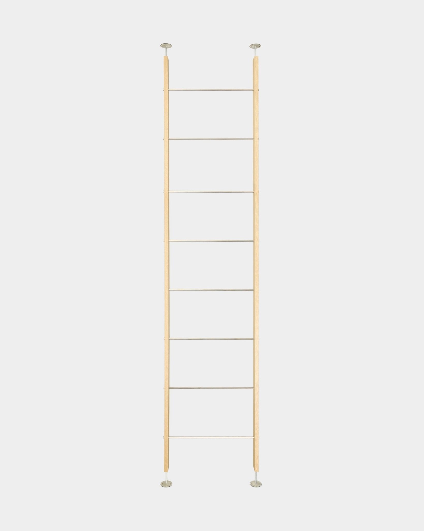 Embrace Roomdivider BM2 van WoodUpp, een Scandinavische akoestische roomdivider van vloer tot plafond (286-302 cm), staat verticaal tegen een effen witte achtergrond.