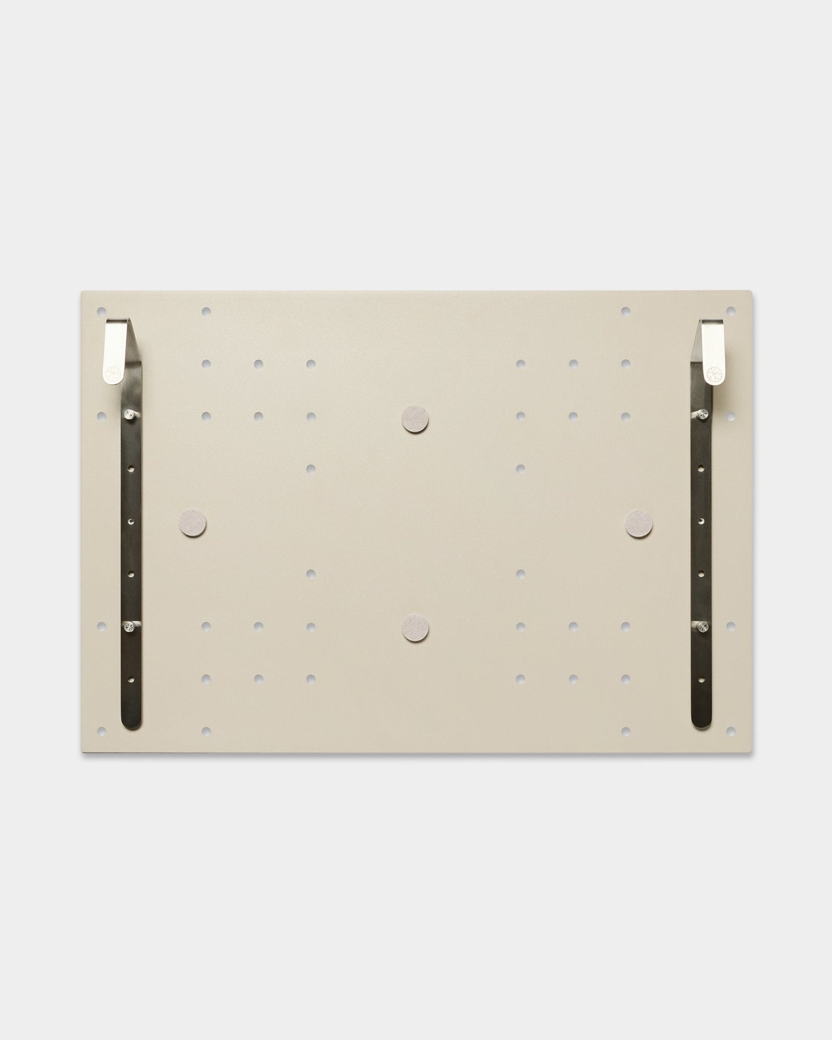 WoodUpp Nell TV-Mount/BM1 in beige (64x44 cm), compatibel met de EMBRACE BM1 roomdivider, heeft twee vertical beugels voor in hoogte verstelbare tv-montage, zonder muur nodig.