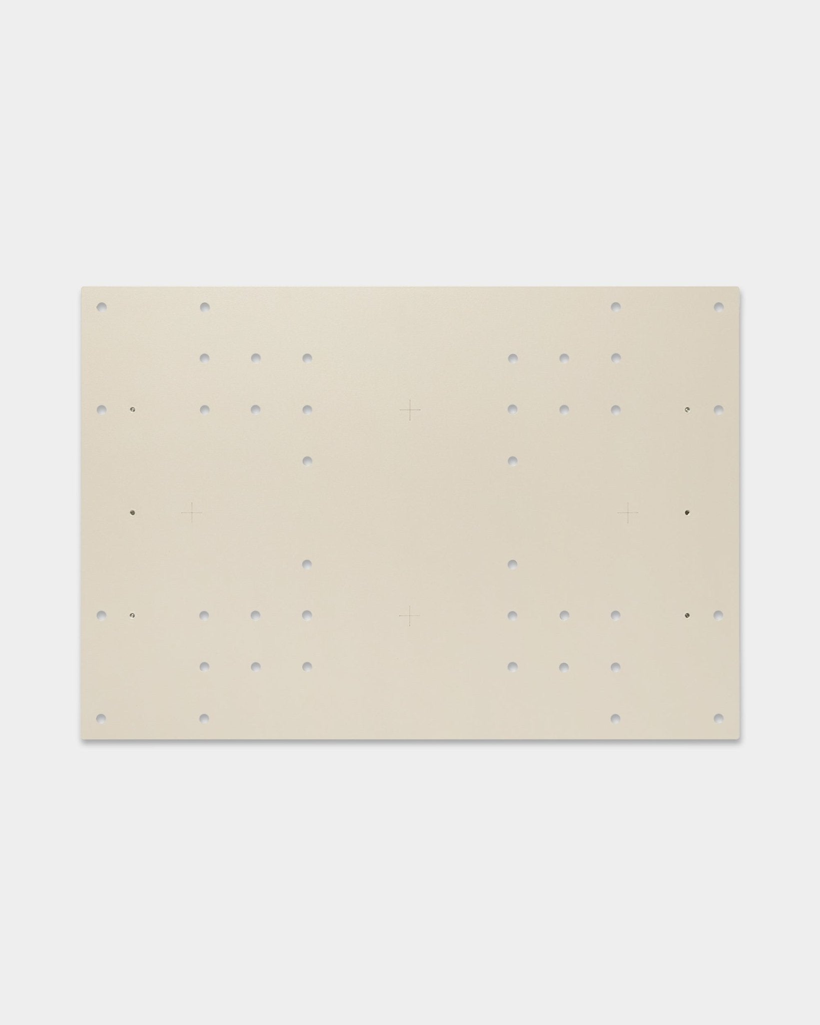 De Nell | TV-Mount / BM1 van WoodUpp is een 64x44 cm beige plaat voor akoestische panelen, met rastergaten en kruismarkeringen voor flexibele montagemogelijkheden.