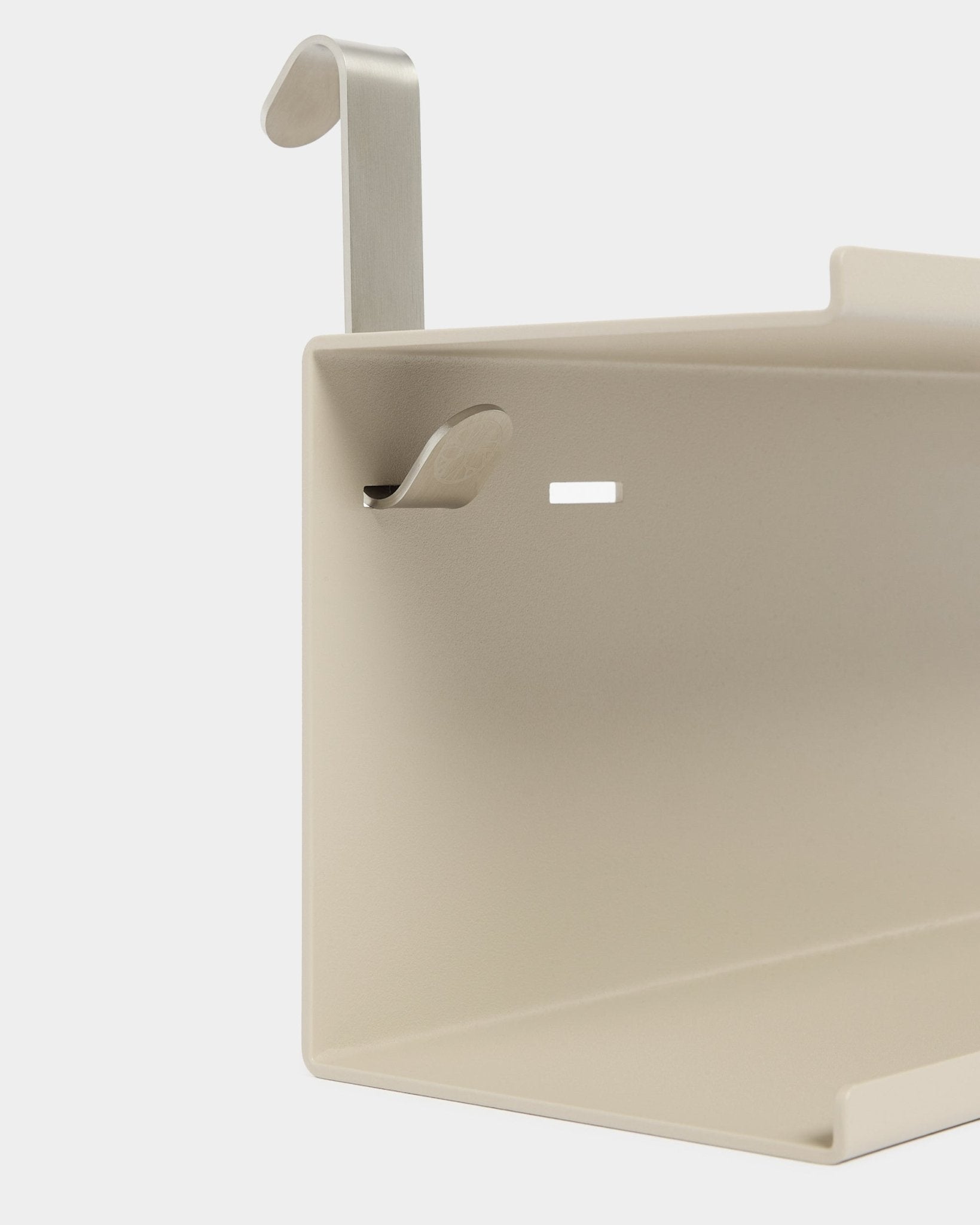 Close-up van de WoodUpp Nell Double Metal Shelf BM1 in beige (63,5 cm), met twee zilverkleurige haken, weergegeven tegen een witte achtergrond.