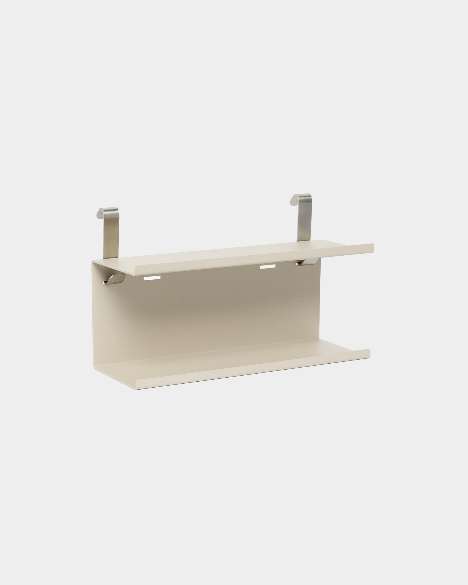 Beige WoodUpp dubbele metalen plank BM1, 31,7 cm, met zilverkleurige beugels; compact opbergaccessoire ontworpen voor gebruik met Akupanel akoestische panelen.