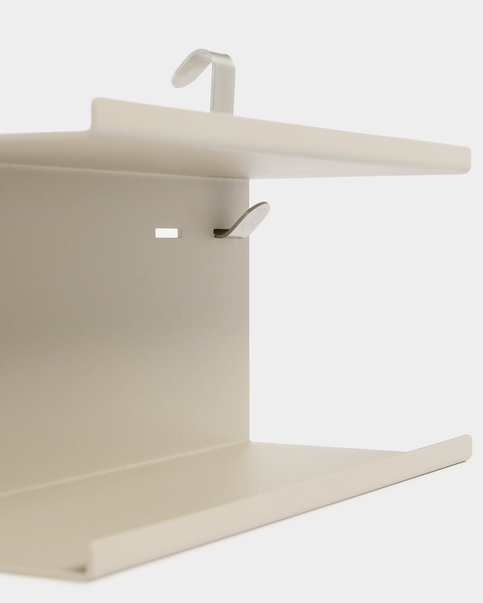 WoodUpp Create dubbele metalen plank BM1 in beige, 31,7 cm, met twee zilverkleurige haken en een ontwerp met twee niveaus, weergegeven tegen een witte achtergrond.